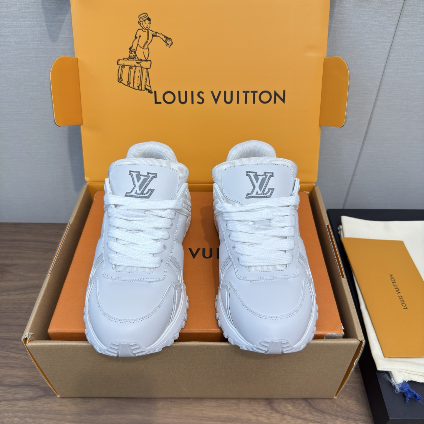 NO:404975,L0uis Vuitt0n runaway maxi series fat ding bread shoes, high-version couple shoes, black and white color matching fat ding This fat ding is so cute. This shoe is very comfortable on the feet. It should be the most comfortable among the current men's styles. Suitable for daily commuting and very versatile. Whether it is a straight horn, you can wear your own style. Run Away Maxi sneakers debuted in the early autumn series of 2025, continue with a large version, and the iconic design of Run Away sneakers. The smooth cowhide upper is integrated with contrasting LV letters and Vuitton logo, light rubber wedge outsole quotes running shoes. Size women's style 35-39, men's style 40-45, casual shoes/sports shoes, louis vuitton, sneakers, cowhide19860909L0uis Vuitt0n runaway maxi 系列胖丁面包鞋   高版本 情侣鞋 黑白配色的胖丁 这个胖胖呼呼的好可爱 这个鞋上脚非常舒服 应该是目前男款能接受度里的最舒适的 适合日常通勤 非常百搭 不管是直筒喇叭 都能穿出自己的风格Run Away Maxi 运动鞋初次亮相于 2025早秋系列,以大号版本延续,Run Away 运动鞋的标志性设计. 光滑牛皮革鞋面融入撞色LV 字母和Vuitton 标识,轻盈橡胶坡跟外底援引跑鞋 码数女款35-39 男款40-45,休闲鞋/运动鞋,louis vuitton,sneakers,cowhide,Women's Shoes