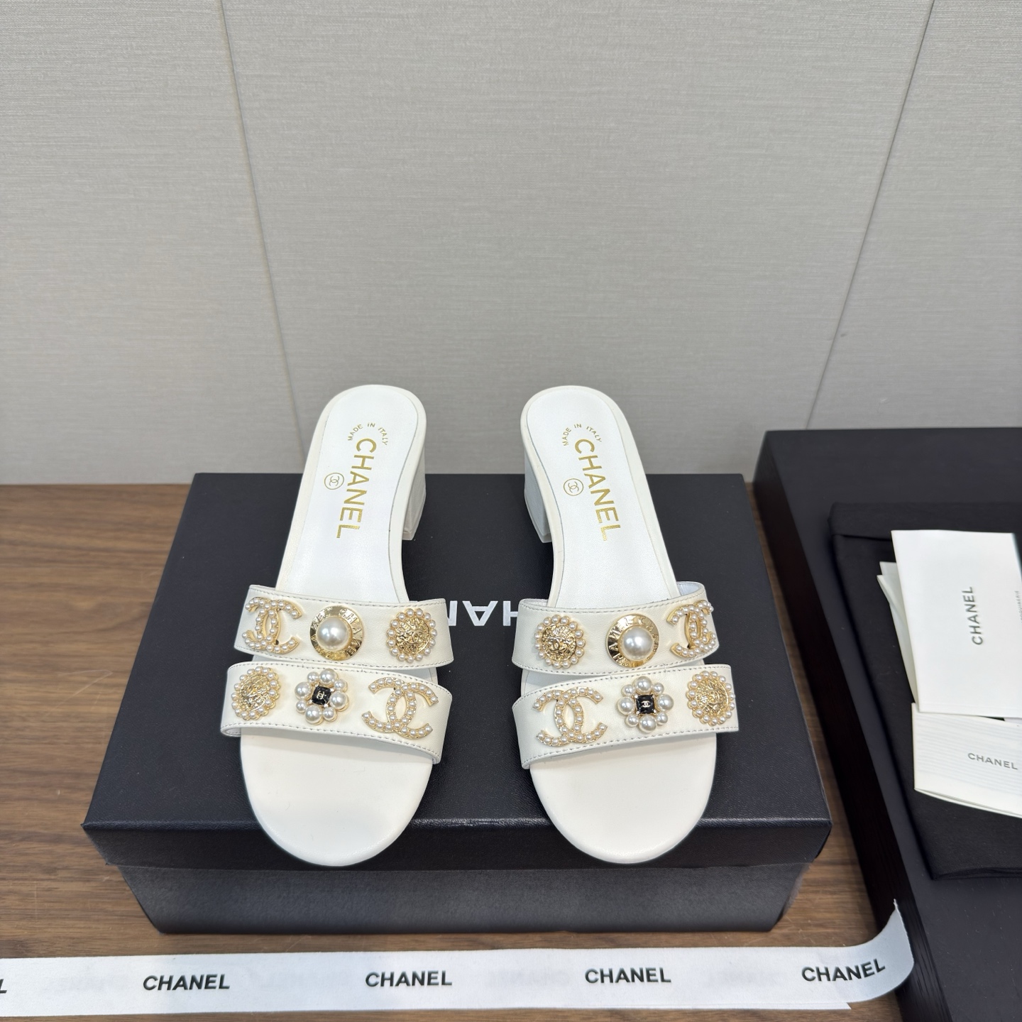 NO:404969,Chanel 25s Latest Summer Thick Heel Sandals!  ins&Xiaohongshu has many internet celebrities!  Super sexy on your feet!  It's really beautiful!  The high-end dress is fairy and simple, fashionable and designed. They are all very easy to wear and practical and textured. Dangdao is simply a magical tool for matching clothes. Wearing it makes you look fashionable and fashionable. It is a highlight of the matching. It is versatile and suitable for any occasion and everyone has a must-have pair!  Heel thickness is about 2.5cm, size 35-40, 40.41 customized, slippers, sandals, chanel, sandals, slippers19860909Chanel 25s 最新夏天 粗跟凉鞋！ ins&小红书巨多网红上身！上脚超性感！真的太美了！高级穿着又仙女简约时髦又有设计感 而且都非常非常好穿实用又有质感, 当道简直是搭配衣服的神器 穿上让你集时髦洋气于一身 是搭配中的一个亮点 百搭适用任何场合、人手必备一双！ 跟厚约2.5cm 码数35-40,40.41定制,拖鞋凉鞋,chanel,sandals,slippers,Women's Shoes