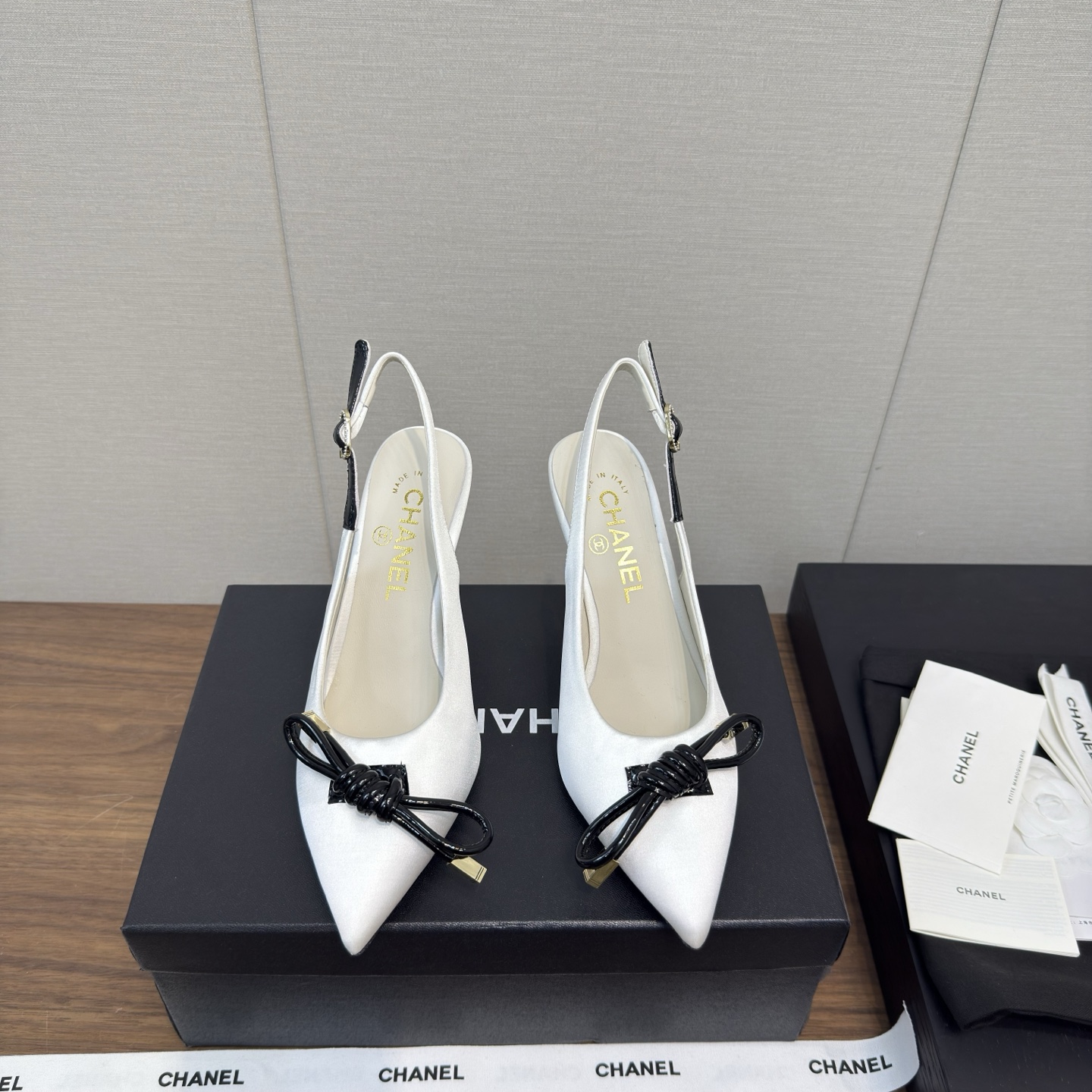 NO:404966,Chanel 25s Spring and summer, bow-shaped pointed toe high heel sandals, the most fairy Mary Jane hit this season, was immediately snatched away as soon as it was launched. This year's TOP of the closet must belong to it. It is versatile and slim on the feet, elegant and fresh, and can be used in everyday styles. Two heights to meet the needs of different sisters. Babies must buy it. The upper is silk satin, inner foot pad sheepskin, heel height./. Size 35-39 (40.41 fixed), high heels sandals, chanel, sandals, mary jane, high heels, sheepskin, real silk, silk fabric19860909Chanel 25s 春夏 蝴蝶结后空尖头高跟凉鞋 本季最仙玛丽珍大爆款 一上新立马被抢空 今年的衣橱TOP肯定属它了 上脚百搭显瘦 优雅清新日常各种风格都能驾驭 两种高度,满足不同姐妹的需求 宝宝们一定要买它 鞋面真丝绸缎面 内里垫脚羊皮 跟高./. 码数35-39（40.41定）,高跟鞋凉鞋,chanel,sandals,mary jane,high heels,sheepskin,real silk,silk fabric,Women's Shoes