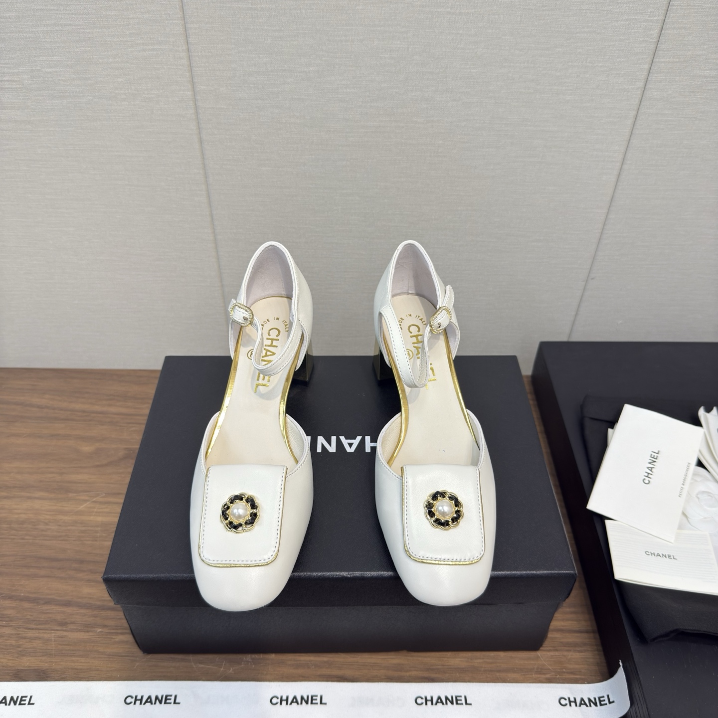 NO:404962,CHANE*｜Xiaoxiang 25s Summer Hollow Sandal Series New Products The Most Beautiful Sandals Must Have in Early Summer High-end Version Xiangjia High-end Sense is always convincing. It looks quite simple style but it is inexplicably high-end on the feet. Absolutely girlish. This single shoe for work is recommended. The small round toe toe determines its style. Commuting style for work is also very high tole. Suitable for various foot shapes. Imported sheepskin on the upper. The inner part is made of mixed imported lambskin. It is soft to put it in. Customized Italian leather sole. Heel height 5.5cm/ Size35-39 (customized by 40 and 41), high heels sandals, chanel, chanel, sandals, high heels, sheepskin19860909CHANE*｜小香25s 夏季 中空 凉鞋系列新品 最美凉鞋 初夏必备 高版本 香家高级感这块总让人大写的服气 看起来蛮简单的款式 但上脚就莫名很高阶 绝对的少女感,上班的单鞋这款举双手推荐 小圆头的鞋头决定了它的风格走向 上班通勤款 对脚型的包容度也很高 适合各种各样的脚型 鞋面进口羊皮 内里采用混种进口小羊皮 伸进去软软的哦 大底定制意大利真皮底 跟高5.5cm/ Size35-39（40、41定制）,高跟鞋凉鞋,chanel,chanel,sandals,high heels,sheepskin,Women's Shoes