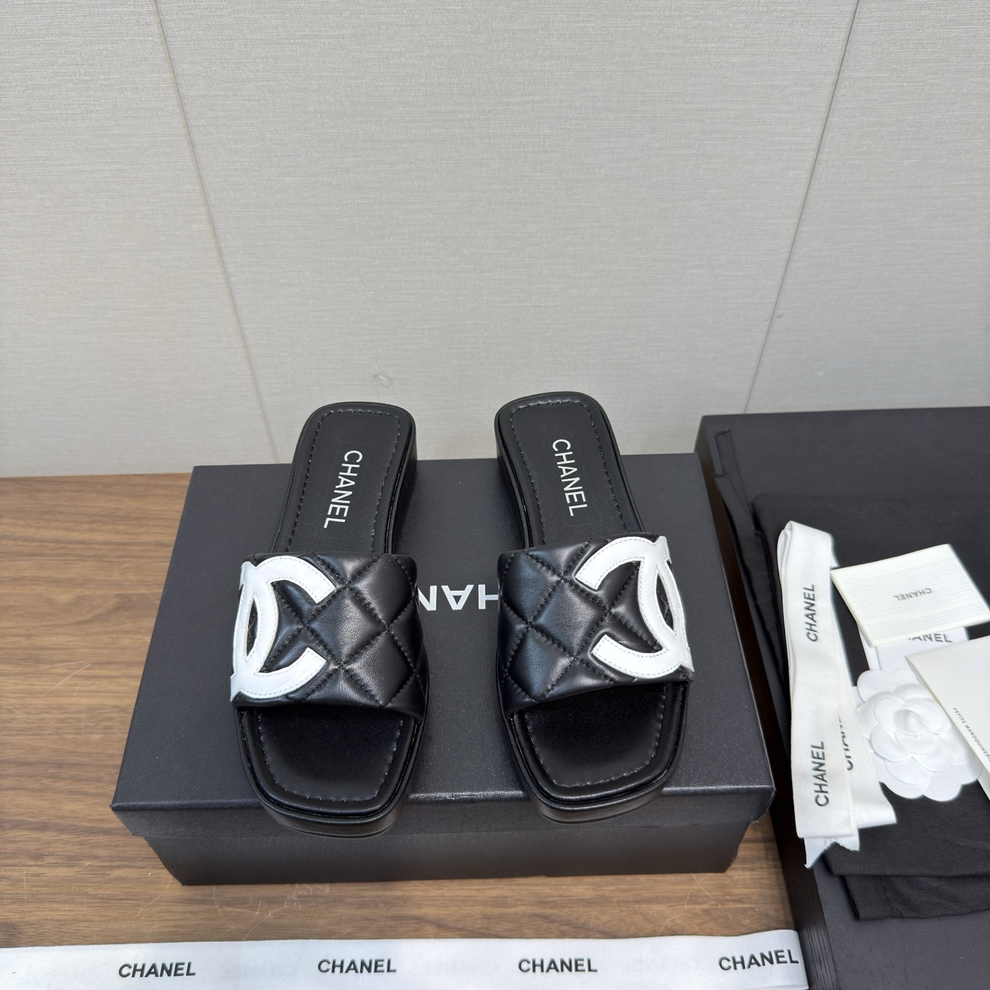 NO:417413,Chanel 25s latest thick-soled slippers sandals ins & Xiaohongshu has many internet celebrities!  Super sexy on your feet!  It's really beautiful!  The high-end dress is fairy and simple, fashionable and designed. They are all very easy to wear and practical and textured. Dangdao is simply a magical tool for matching clothes. Wearing it makes you look fashionable and fashionable. It is a highlight of the matching. It is versatile and suitable for any occasion and everyone has a must-have pair!  Heel thickness 3 cm, size 35-40, 40.41 customization, slippers, chanel, slippers19860909Chanel 25s 最新 厚底拖鞋 凉拖 ins&小红书巨多网红上身！上脚超性感！真的太美了！高级穿着又仙女简约时髦又有设计感 而且都非常非常好穿实用又有质感, 当道简直是搭配衣服的神器 穿上让你集时髦洋气于一身 是搭配中的一个亮点 百搭适用任何场合、人手必备一双！ 跟厚3厘米 码数35-40,40.41定制,拖鞋,chanel,slippers,Women's Shoes