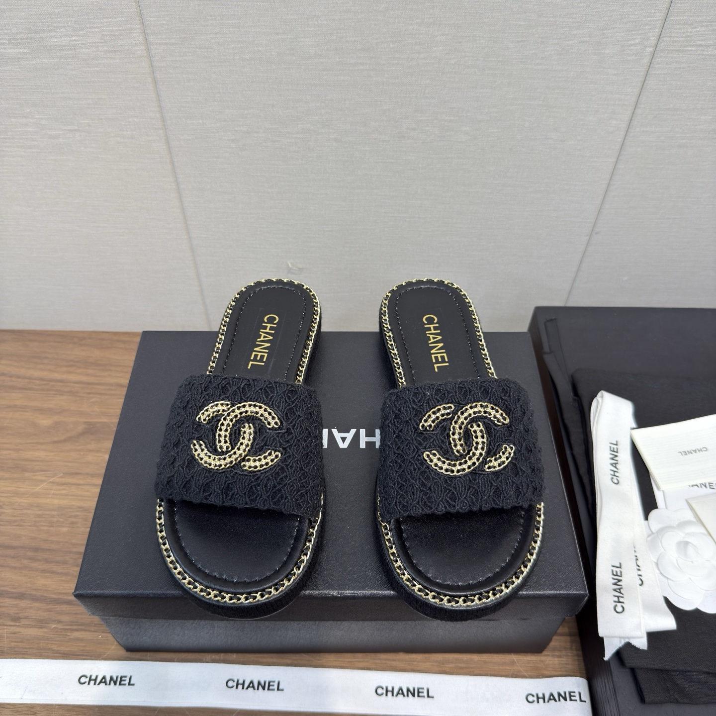 NO:417425,Chanel 25s latest thick-soled slippers chain sandals ins & Xiaohongshu has many internet celebrities!  Super sexy on your feet!  It's really beautiful!  The high-end dress is fairy and simple, fashionable and designed. They are all very easy to wear and practical and textured. Dangdao is simply a magical tool for matching clothes. Wearing it makes you look fashionable and fashionable. It is a highlight of the matching. It is versatile and suitable for any occasion and everyone has a must-have pair!  Heel thickness 3 cm, size 35-40, 40.41 customization, slippers, chanel, slippers19860909Chanel 25s 最新 厚底拖鞋 链条凉拖 ins&小红书巨多网红上身！上脚超性感！真的太美了！高级穿着又仙女简约时髦又有设计感 而且都非常非常好穿实用又有质感, 当道简直是搭配衣服的神器 穿上让你集时髦洋气于一身 是搭配中的一个亮点 百搭适用任何场合、人手必备一双！ 跟厚3厘米 码数35-40,40.41定制,拖鞋,chanel,slippers,Women's Shoes