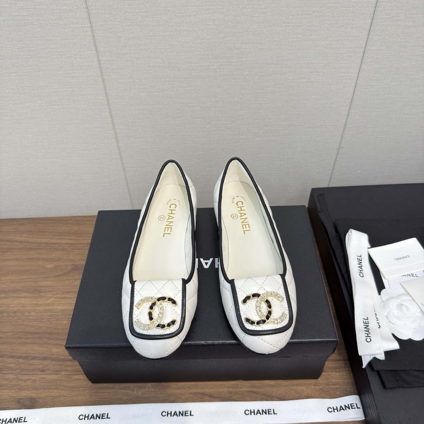 NO:417403,CHANE*｜Xiaoxiang 25c Mary Zhen’s new most beautiful series Soft ballet single shoes Light grandma shoes Xiangjia high-end style always makes people feel capitalized. It looks quite simple style but it’s inexplicably high-end. Many people asked me to work before. This single shoe that I wanted to go to work was recommended by a pair of hands. The small round toe toe determines its style. Commuting style for work is also very inclusive. Suitable for various foot shapes. Imported cowhide and sheepskin. The inner part is made of mixed imported lambskin. It is soft. The original soft sole of the heel height is 1.5cm (customized by 40 and 41), Mary Zhen, chanel, chanel, mary jane, cowhide, sheepskin19860909CHANE*｜小香25c 玛丽珍新品最美系列 软软的 芭蕾单鞋 轻盈奶奶鞋  香家高级感这块总让人大写的服气 看起来蛮简单的款式 但上脚就莫名很高阶 之前好多人找我要上班的单鞋这款举双手推荐 小圆头的鞋头决定了它的风格走向 上班通勤款 对脚型的包容度也很高 适合各种各样的脚型 鞋面进口牛皮,羊皮 内里采用混种进口小羊皮 伸进去软软的哦 大底原版软性大底 跟高1.5cm Size35-39（40、41定制）,玛丽珍,chanel,chanel,mary jane,cowhide,sheepskin,Women's Shoes