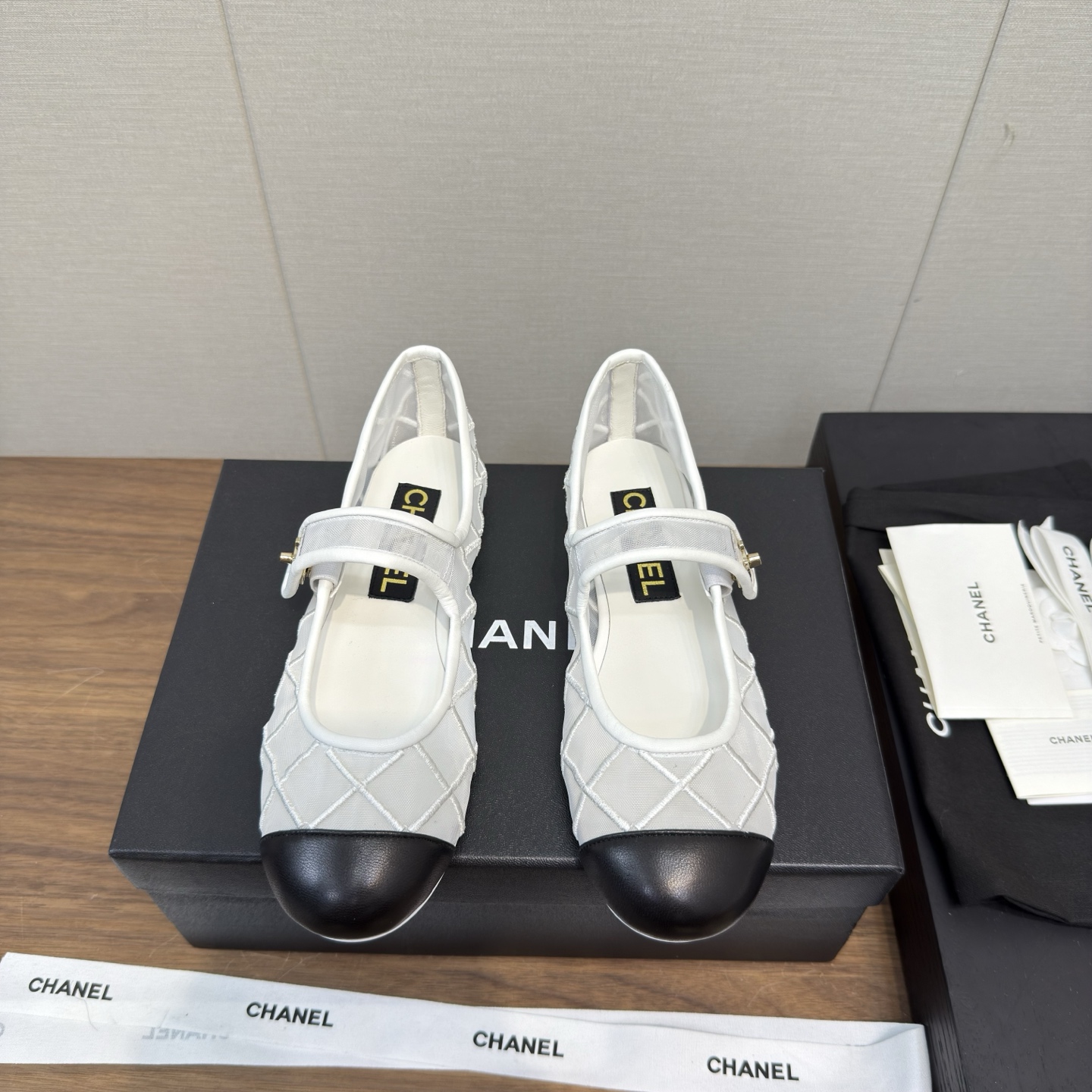 NO:417343,Chanel 25p new style Mary Jane single shoe series - flat ballet slippers The counter is simply snatched up, and the photos are popular on major social platforms. This episode of the show is definitely too handsome, and it is definitely the hottest style of this season. The counter fairies are really too aware of the goods. They don’t stagnate and will not scratch their feet. The texture is very soft and comfortable. Classic logo electric embroidery, flower matching, super versatile Fabric: imported cowhide, sheepskin, special fabric material, inner lining: environmentally friendly imported sheepskin inner lining: genuine leather outsole Heel height: flat 2.5cm Size 35-41 (40.41 custom made), Mary Jane, chanel, mary jane, cowhide, sheepskin, Leather soles19860909Chanel 25p 新款 玛丽珍 单鞋系列——  平底芭蕾便鞋 专柜简直疯抢了,各大社交平台热门晒图,这期的走秀款绝对太帅了,绝对是这一季最热门的款式,专柜仙女们真的太识货了,不卡脚也不会磨脚,质感上脚是非常柔软舒服的.经典的logo电绣 花朵搭配,超级百搭 面料:进口牛皮羊皮 特制布材质 内里:环保进口羊皮内里 大底:真皮大底 跟高:平底2.5cm 码数35-41（ 40.41定做）,玛丽珍,chanel,mary jane,cowhide,sheepskin,Leather soles,Women's Shoes