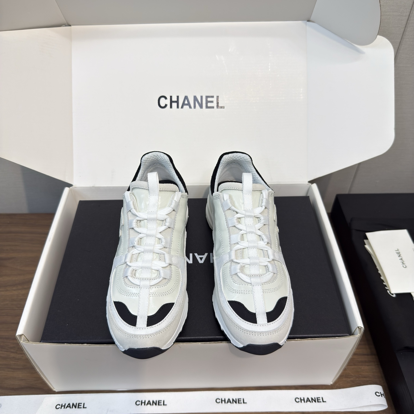 NO:417329,Chanel 25A new model, thick-soled casual sneakers, top version, original version purchased and developed, making goods, Xiaoxiang's casual sneakers this season, blasted Xiaohongshu INS. Various social platforms, bursting wildly!  Classic design, various craftsmanship and electric embroidery styles on the upper, the sole is fashionable and sporty, and extraordinary has been embraced with a variety of color matching elements of panda shoes. Exquisite packaging for delivery counter Fabric: original craftsmanship metal cowhide + waterproof technology cloth, original imported breathable net, sole original open mold TPU combination sole, 5.5CM thick sole: women's 35-41, 40-41 customized, dad shoes, chanel, chanel, sneakers, cowhide19860909Chanel香奈儿25A 新款 厚底 休闲运动鞋 顶级版本 原版购入开发 做货 小香这季休闲款运动鞋 刷爆小红书 INS.各种社交平台,疯狂爆发！经典设计 鞋面多种工艺电绣的风格 大底却时尚运动 不平凡的拥入了多种熊猫鞋配色元素 配送专柜精美包装 面料:原版工艺金属牛皮+防水科技布 内里原版进口透气网 鞋底原版开模TPU组合大底 底厚5.5CM Size: 女款35-41,40-41订做,老爹鞋,chanel,chanel,sneakers,cowhide,Women's Shoes