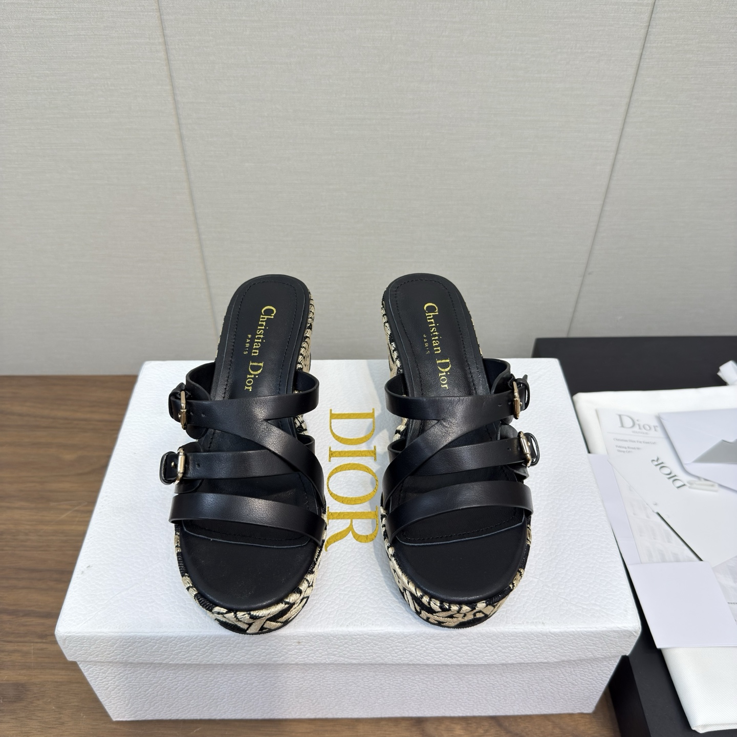 NO:417381,Dior 25ss summer high-end new style thick-soled slippers are simple and super versatile. They are perfect and luxurious to match with spring and summer clothing at will. The feel of the feet is even more comfortable!  The original material is perfectly replicated. The original disassembled mold is detached. The original fabric is customized cowhide. The inner lining is customized sheepskin. The foot pad is original customized sheepskin. The original braided wedge outsole. The heel height is 9.5cm. Size#35-41 (40 41. Custom made without return). Slippers and sandals, dior, dior, sandals, slippers, cowhide, sheepskin19860909Dior 迪奥 25ss 夏季高版本新款 厚底拖鞋 简约超级百搭. 上脚完美奢华可任意搭配春夏服饰. 脚感更是舒适！材质原版完美复刻. 原版拆解开模. 面料原版定制牛皮 内里原版定制羊皮 垫脚原版定制羊皮 大底原版编织坡跟大底 跟高9.5cm Size#35-41（40 41 订做不退换）,拖鞋凉鞋,dior,dior,sandals,slippers,cowhide,sheepskin,Women's Shoes