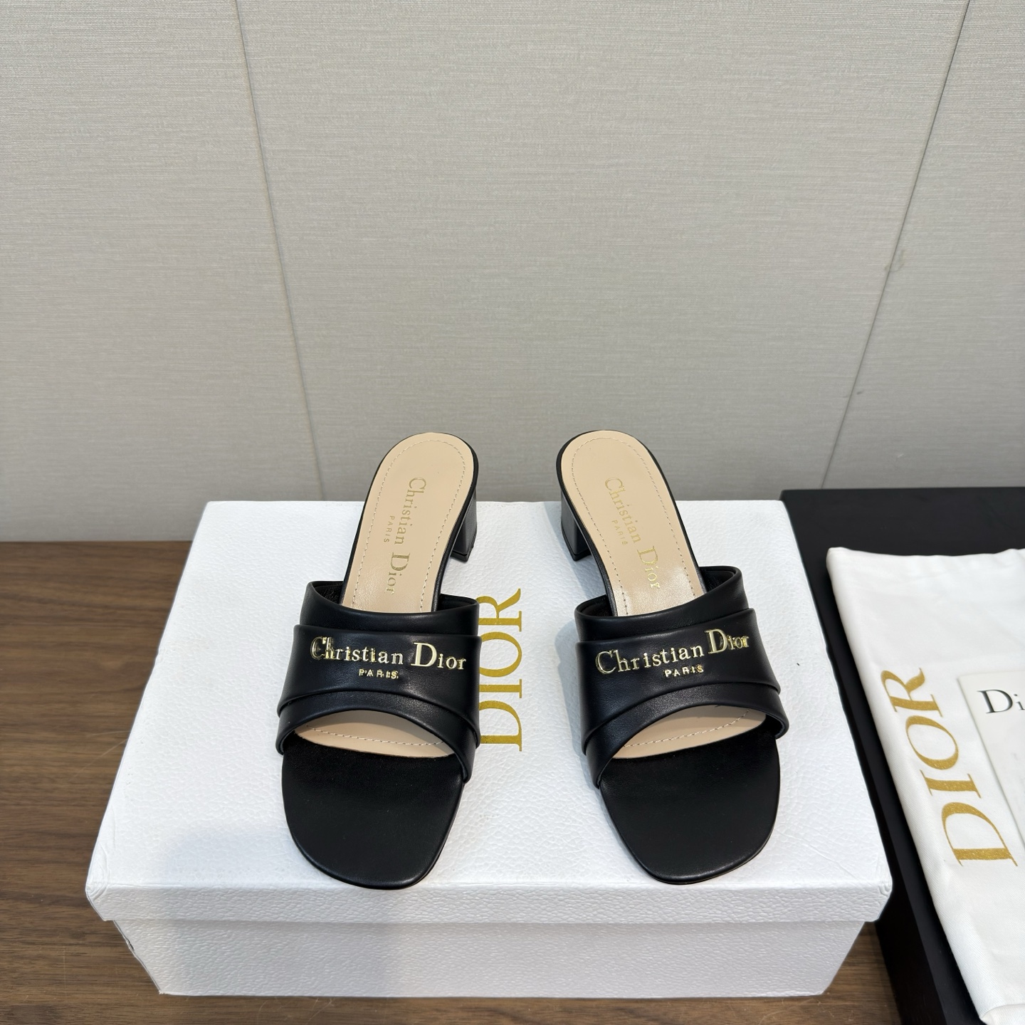 NO:417356,Dior 2025 spring and summer new one-sleeved color-blocking women's shoes CD letter logo silk three-dimensional embroidered flat sandals Metal letter inlay new process Square toe thick heel jelly color exposed slippers Material: original upper uniform high temperature water-soluble cotton electric embroidery technology silk fabric + water dyed sheepskin inner lining + Italian leather outsole Heel height: flat heel/4.5CM size35-41,34.40.41. Customized, slippers, dior, sandals, slippers, sheepskin, real silk, Leather soles19860909Dior 2025 春夏新款一字拖拼色女鞋 CD字母logo真丝立体刺绣平底凉鞋 金属字母镶嵌新工艺 方头粗跟果冻色露跟拖鞋 材质:鞋面原版一致高温水溶棉质电绣科技真丝面料+水染羊皮内里+意大利真皮大底 跟高:平跟/4.5CM size35-41,34.40.41.定制,拖鞋,dior,sandals,slippers,sheepskin,real silk,Leather soles,Women's Shoes