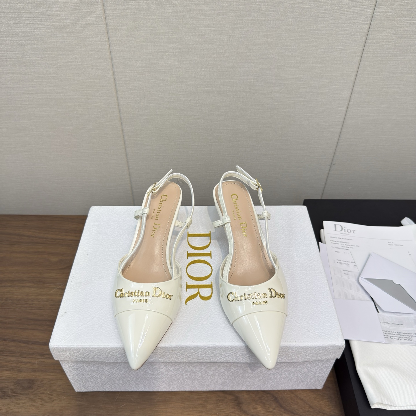 NO:417348,Top quality!  Dior 2025 spring and summer pointed sandals, high-version Dior 25fw new pointed sandals, classic iconic electric embroidered diamond upper!  Full of high-end feeling!  D's ballet flat shoes this season are extremely comfortable and comfortable. They are so comfortable to wear~ A true little ballet princess!  The upper is made of original custom mixed-bred sheepskin, inner footbed crystal sheepskin, imported from Italy, dyed leather outsole, original open mold pearl buckle!  Glossy and round!  Size: 35-40 (40, 41 customized, non-return and exchange) with original packaging, high heels, sandals, dior, dior, dior, sandals, flats, high heels, sheepskin, Leather soles19860909顶级品质！Dior迪奥2025春夏尖头凉鞋  高版本 迪奥25fw新品尖头 凉鞋经典标志性电绣菱格鞋面！高级感满满！D家这一季的芭蕾舞平底鞋,舒适度极佳 上脚舒舒服服的太好穿了～妥妥的芭蕾小公主！ 鞋面采用原版定制混种羊皮 内里垫脚水晶羊皮 意大利进口原色透染真皮大底 原版开模珍珠饰扣！光泽圆润！ 码数:35-40（40,41定做不退换） 配原版包装,高跟鞋凉鞋,dior,dior,dior,sandals,flats,high heels,sheepskin,Leather soles,Women's Shoes