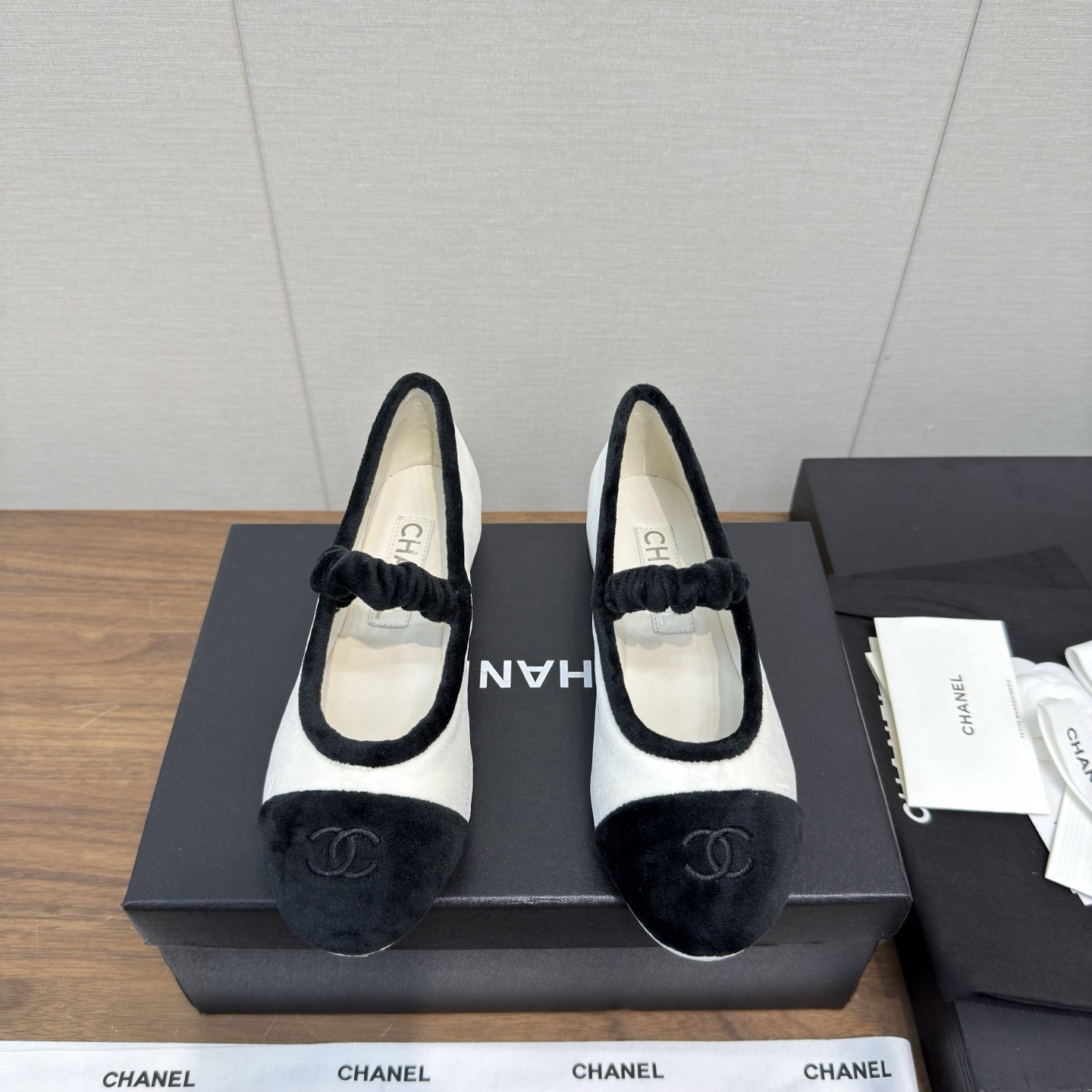 NO:417310,Chanel 25a new sock cover Mary Zhen single shoe series - flat ballet slippers The counter is simply snatched up, and the photos are popular on major social platforms. This episode of the show is definitely too handsome, and it is definitely the hottest style of this season. The counter fairies are really too aware of the goods. They don’t stagnate and will not scratch their feet. The texture is very soft and comfortable. Classic logo electric embroidery, flower matching, super versatile Fabric: imported cowhide sheepskin Special fabric material Inner: environmentally friendly imported sheepskin inner sole: genuine leather outsole Heel height: flat sole 2.5cm Size 35-41 (40.41 custom made), single shoes, chanel, mary jane, cowhide, sheepskin, Leather soles19860909Chanel 25a 新款 袜套 玛丽珍 单鞋系列——  平底芭蕾便鞋 专柜简直疯抢了,各大社交平台热门晒图,这期的走秀款绝对太帅了,绝对是这一季最热门的款式,专柜仙女们真的太识货了,不卡脚也不会磨脚,质感上脚是非常柔软舒服的.经典的logo电绣 花朵搭配,超级百搭 面料:进口牛皮羊皮 特制布材质 内里:环保进口羊皮内里 大底:真皮大底 跟高:平底2.5cm 码数35-41（ 40.41定做）,单鞋,chanel,mary jane,cowhide,sheepskin,Leather soles,Women's Shoes