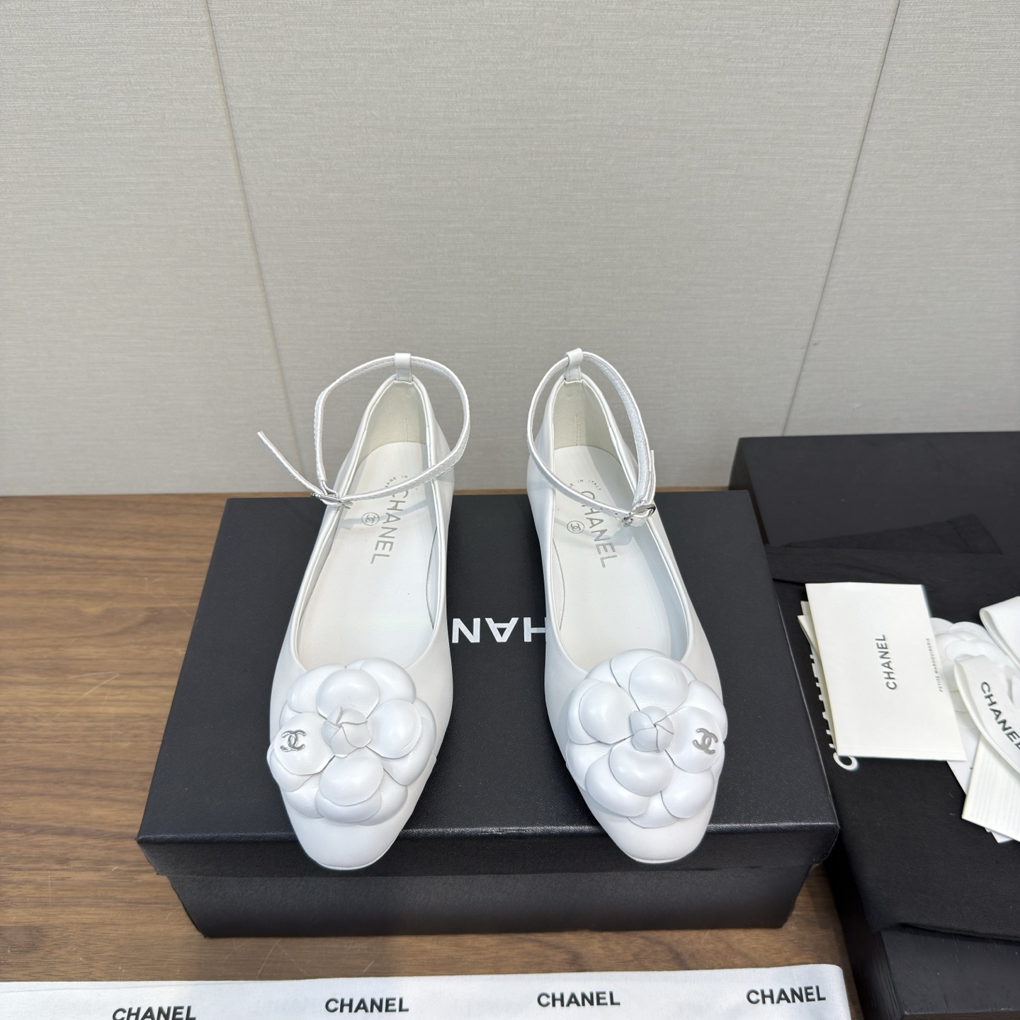 NO:417315,Chanel 25a new Camellia Mary Jane Single Shoe Series - Flat Ballet Loafers The counter is simply snatched up, and the photos are popular on major social platforms. This episode of the show is definitely too handsome, and it is definitely the hottest style of this season. The counter fairies are really too aware of the goods. They don’t stagnate and will not scratch their feet. The texture is very soft and comfortable. Classic logo electric embroidery, flower matching, super versatile Fabric: imported cowhide and sheepskin Special fabric material Inner: environmentally friendly imported sheepskin inner lining: genuine leather outsole Heel height: flat sole 2.5cm Size 35-41 (40.41 custom made), single shoes, chanel, mary jane, cowhide, sheepskin, Leather soles19860909Chanel 25a 新款 山茶花 玛丽珍 单鞋系列——  平底芭蕾便鞋 专柜简直疯抢了,各大社交平台热门晒图,这期的走秀款绝对太帅了,绝对是这一季最热门的款式,专柜仙女们真的太识货了,不卡脚也不会磨脚,质感上脚是非常柔软舒服的.经典的logo电绣 花朵搭配,超级百搭 面料:进口牛皮羊皮 特制布材质 内里:环保进口羊皮内里 大底:真皮大底 跟高:平底2.5cm 码数35-41（ 40.41定做）,单鞋,chanel,mary jane,cowhide,sheepskin,Leather soles,Women's Shoes