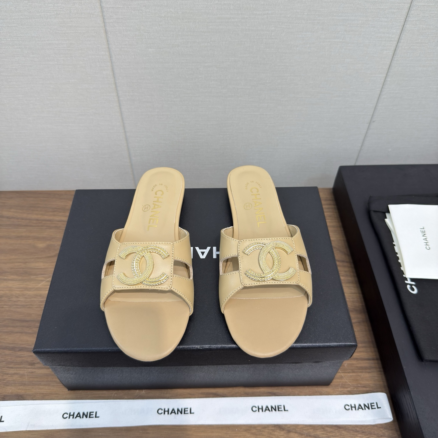 NO:417303,Chanel 25c classic C-buckle flat slippers Top version Spring and summer must-have sandals series Super beautiful and elegant original custom made material upper The inner foot pad is silk sheepskin imported from Italy Full set packaging size: 35-40,40 41 custom made, slippers, chanel, chanel, slippers, sheepskin, Leather soles19860909Chanel 香奈儿25c 经典款 C扣 平底拖鞋  顶级版本 春 夏天必入的凉拖系列 上脚超级美丽优雅 原版定制编制 材质鞋面 内里垫脚是丝绸羊皮 意大利进口真皮大底 全套包装 size:35-40,40 41订做,拖鞋,chanel,chanel,slippers,sheepskin,Leather soles,Women's Shoes