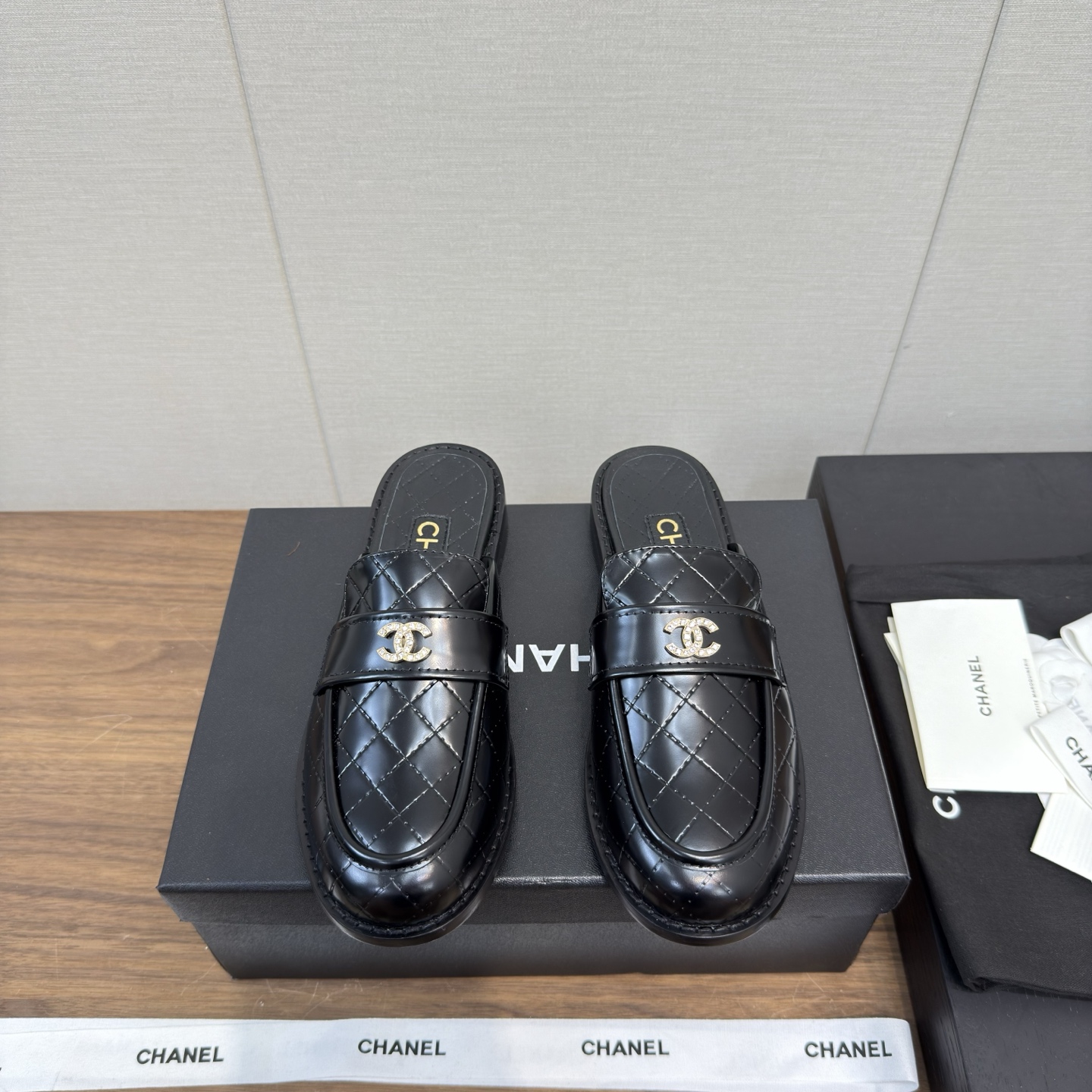 NO:417296,Chanel 25 Spring and Summer, Diamond Button Letter Mark, Love Lazy Half Slipper, can be worn all year round, no matter when you take it out, it is so high-end and attractive. Shopping and catching the attention of the road!  Easy to wander in commuting and leisure occasions, be a casual and fashionable and elegant woman~ Cowhide upper/skirt beads, lambskin, soles, Italian leather outsole, size 35-39 (40/41 custom-made, non-return and exchange), semi-drag, chanel, loafers, slippers, cowhide, sheepskin, Leather soles19860909Chanel 25春夏 钻扣字母标 乐福懒人半拖鞋 一年四季皆可穿 不管什么时候拿出来搭配都贼高级耐看 逛街压马路赚足眼球！轻松游走于通勤和休闲场合 做个漫不经心的时髦优雅女子～ 鞋面牛皮/开边珠 内里小羊皮 鞋底意大利真皮大底 码数35-39（40/41定制不退换）,半拖,chanel,loafers,slippers,cowhide,sheepskin,Leather soles,Women's Shoes