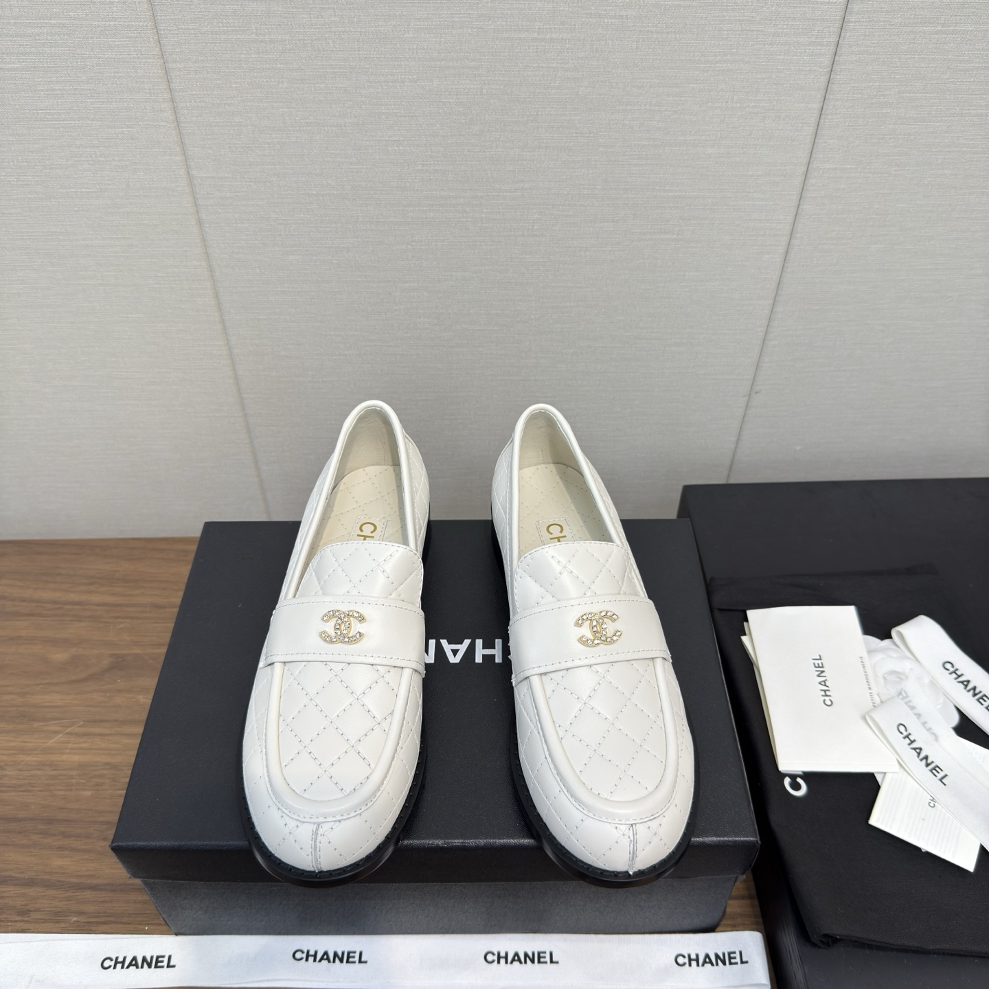 NO:417289,a 25a New diamond loafers, flat heel loafers, small leather shoes, top version, loafers, Xiaohongshu hot-selling style, super easy to wear series, Baotou loafers, This new small leather shoes are so beautiful, regardless of design and material experience, I feel that it is worth the money!  Very suitable for buying a pair of chanel leather shoes!  Original developed outsole, imported sheepskin inside and outside, coded high version, heel height 2.5cm, original dyed genuine leather sole Digital 35-41 (ordered 40-41) are all equipped with genuine Italian packaging, loafers, chanel, loafers, sheepskin19860909a 25a 新款菱格 乐福鞋 平跟便鞋 小皮鞋 顶级版 乐福鞋 小红书热推款 超好穿系列 包头乐福鞋 这新款小皮鞋巨美,无论设计和材质体验,都觉得物超所值！非常适合入手一双chanel 小皮鞋！ 原版开发大底 里外进口羊皮 编码高版本 跟高2.5cm ,原版透染真皮底 数码35-41（40-41订） 均配有意大利正品包装,乐福鞋,chanel,loafers,sheepskin,Women's Shoes