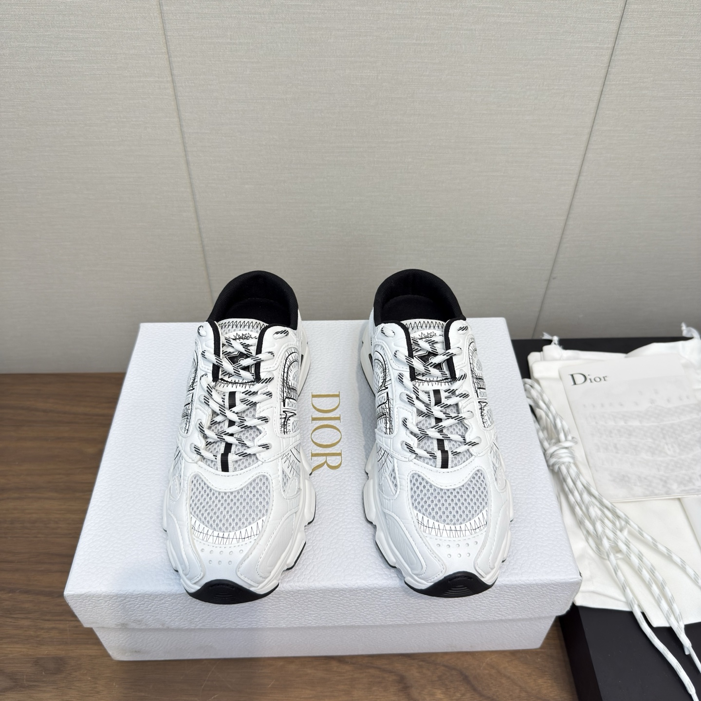 NO:417325,Dior 25/ new arrival Latest dad shoes Sneakers Thick sole Semi-mopping casual shoes Top version Couple style Dior 2025 early autumn new products | Sports shoes Ne C.D's vacation style this season People's sneakers are super popular!  The color scheme is super good, the visual is more coordinated, and the foot feel is lighter and more comfortable to increase the height without heavy weight. 10g0 is extremely recognizable. The girls, please close your eyes!  Laminated fabric with leather, hot stamping 'C.D' 1ogo decoration Eva sole 5cm height increase Size: #35-41 (40,41 custom made without return) Men's 39-45, casual shoes/sports shoes, dior, dior, dior, sneakers19860909Dior 迪奥 25/ new arrival 最新 老爹鞋 运动鞋 厚底 半拖款 休闲鞋 顶级版本 情侣款 迪奥 2025早秋新品|运动鞋 Ne C.D家这一季的度假风 人运动鞋超级火爆！ 配色超好看,视觉更协调,脚感更轻盈舒适增高不重 10g0辨识度极高道*道*小姐姐们闭眼入！层压织物配皮 烫印“C.D” 1ogo装饰 Eva鞋底 5cm增高 Size:#35-41 (40,41订做不退换）男39-45,休闲鞋/运动鞋,dior,dior,dior,sneakers,Women's Shoes