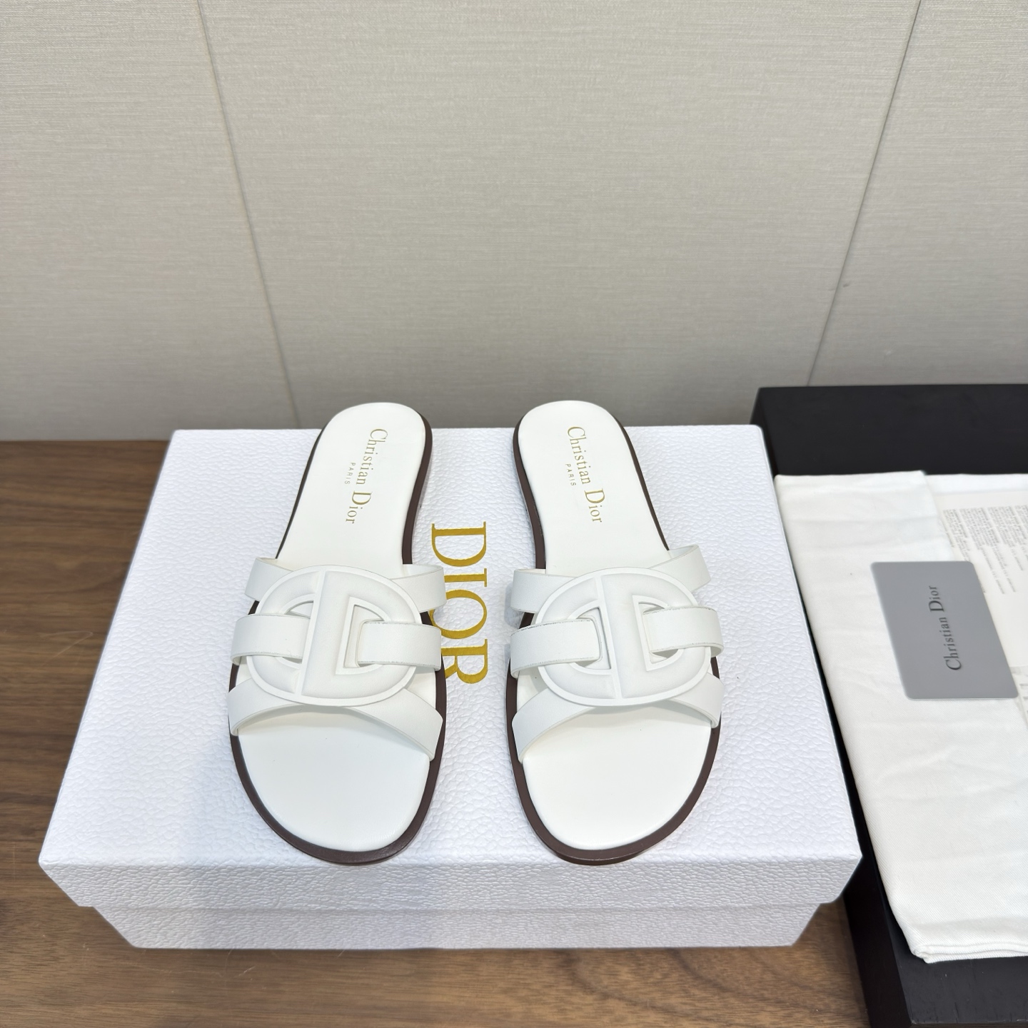 NO:417338,Dior 2025 spring and summer new one-sleeved color-blocking women's shoes CD letter logo silk three-dimensional embroidered flat sandals Metal letter inlay new process Square toe thick heel jelly color exposed slippers Material: original upper uniform high temperature water-soluble cotton electric embroidery technology silk fabric + water dyed sheepskin inner lining + double layer Italian leather outsole Heel height: flat heel size35-41, 34.40.41. Customized, slippers, dior, sandals, slippers, sheepskin, real silk, Leather soles19860909Dior 2025 春夏新款一字拖拼色女鞋 CD字母logo真丝立体刺绣平底凉鞋 金属字母镶嵌新工艺 方头粗跟果冻色露跟拖鞋 材质:鞋面原版一致高温水溶棉质电绣科技真丝面料+水染羊皮内里+ 双层 意大利真皮大底 跟高:平跟 size35-41,34.40.41.定制,拖鞋,dior,sandals,slippers,sheepskin,real silk,Leather soles,Women's Shoes