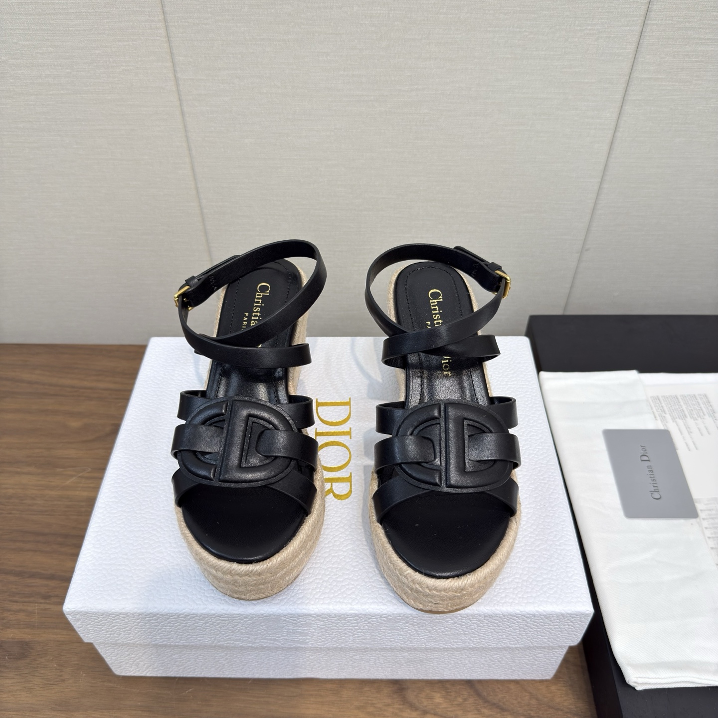 NO:417331,Dior 25ss summer high-end new style thick-soled slippers are simple and super versatile. They are perfect and luxurious to match with spring and summer clothing at will. The feel of the feet is even more comfortable!  The original material is perfectly replicated. The original disassembled mold is detached. The original fabric is customized cowhide. The inner lining is customized sheepskin. The foot pad is original customized sheepskin. The original braided wedge outsole. The heel height is 9.5cm. Size#35-42 (40 41 42. The custom made is not returned or exchanged), sandals, dior, dior, sandals, slippers, cowhide, sheepskin19860909Dior 迪奥 25ss 夏季高版本新款 厚底拖鞋 简约超级百搭. 上脚完美奢华可任意搭配春夏服饰. 脚感更是舒适！材质原版完美复刻. 原版拆解开模. 面料原版定制牛皮 内里原版定制羊皮 垫脚原版定制羊皮 大底原版编织坡跟大底 跟高9.5cm Size#35-42（40 41 42订做不退换）,凉鞋,dior,dior,sandals,slippers,cowhide,sheepskin,Women's Shoes