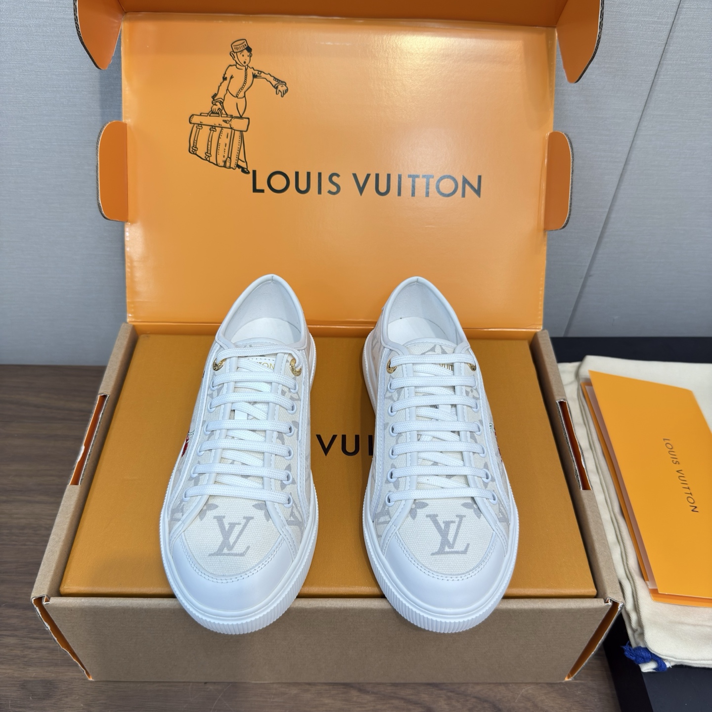 NO:417316,LV | Louis Vuitton 2025 Spring and Summer New Model Top Version The counter is the latest model, canvas shoes, hard products are new, versatile, daily casual, full of high-end feel!  A popular model from domestic and foreign bloggers, retro and fashionable, beautiful!  Official website main model★ ━━━━━ t ━━━━━━━━━━━━━━━━━━━━━━━━━━━━━━━━━━━━━━━━━━━━━━━━━━━━━─Original custom-made old-fashioned cowhide imported canvas, Neili Sheep Li imported canvas, Outsole TPU high-end sole Shoes: 35-41, 40.41 Custom made non-refundable,19860909LV | 路易威登 2025 春夏新款 顶级版本 专柜主打最新款 帆布鞋 硬货上新 百搭日常 休闲 高级感十足！国内外博主刷爆的一款,复古又时髦上脚美炸了！官网主推款★ ━━━━━ t ━━━━━ 鞋面原版订制老花牛皮进口帆布 内里羊里进口帆布 大底tpu高端大底 鞋码: 35-41,40.41订做不退,休闲鞋/运动鞋,louis vuitton,louis vuitton,sneakers,cowhide,Women's Shoes