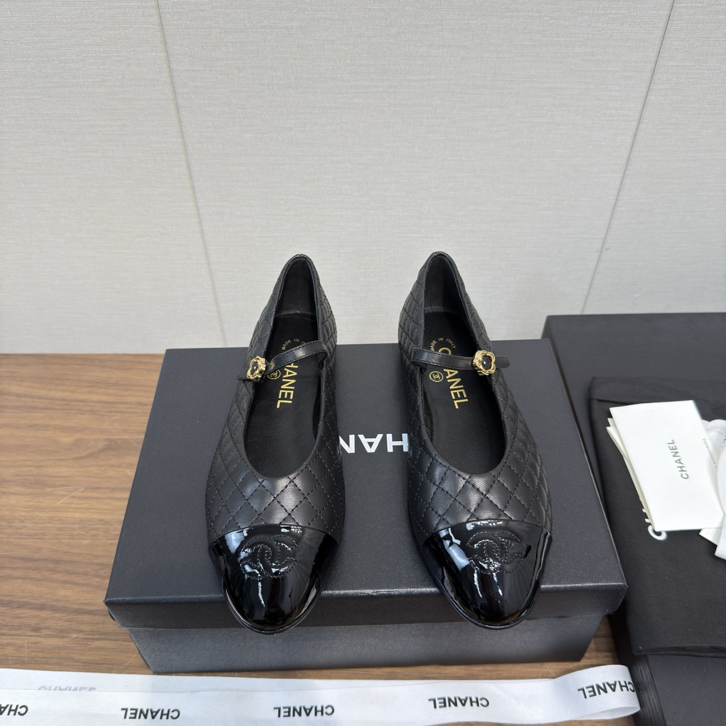 NO:417304,Chanel 25a new model Mary Jane single shoe series - flat ballet slippers The counter is simply snatched up, and the photos are popular on major social platforms. This episode of the show is definitely too handsome, and it is definitely the hottest style of this season. The counter fairies are really too aware of the goods. They don’t stick to their feet and will not scratch their feet. The texture is very soft and comfortable. Classic logo electric embroidery, flower matching, super versatile Fabric: imported cowhide, sheepskin, special fabric material, inner lining: environmentally friendly imported sheepskin lining: genuine leather outsole Heel height: flat sole 2.5cm size 35-41 (40.41 custom made), Mary Jane, chanel, mary jane, cowhide, sheepskin, Leather soles19860909Chanel 25a 新款 玛丽珍 单鞋系列——  平底芭蕾便鞋 专柜简直疯抢了,各大社交平台热门晒图,这期的走秀款绝对太帅了,绝对是这一季最热门的款式,专柜仙女们真的太识货了,不卡脚也不会磨脚,质感上脚是非常柔软舒服的.经典的logo电绣 花朵搭配,超级百搭 面料:进口牛皮羊皮 特制布材质 内里:环保进口羊皮内里 大底:真皮大底 跟高:平底2.5cm 码数35-41（ 40.41定做）,玛丽珍,chanel,mary jane,cowhide,sheepskin,Leather soles,Women's Shoes