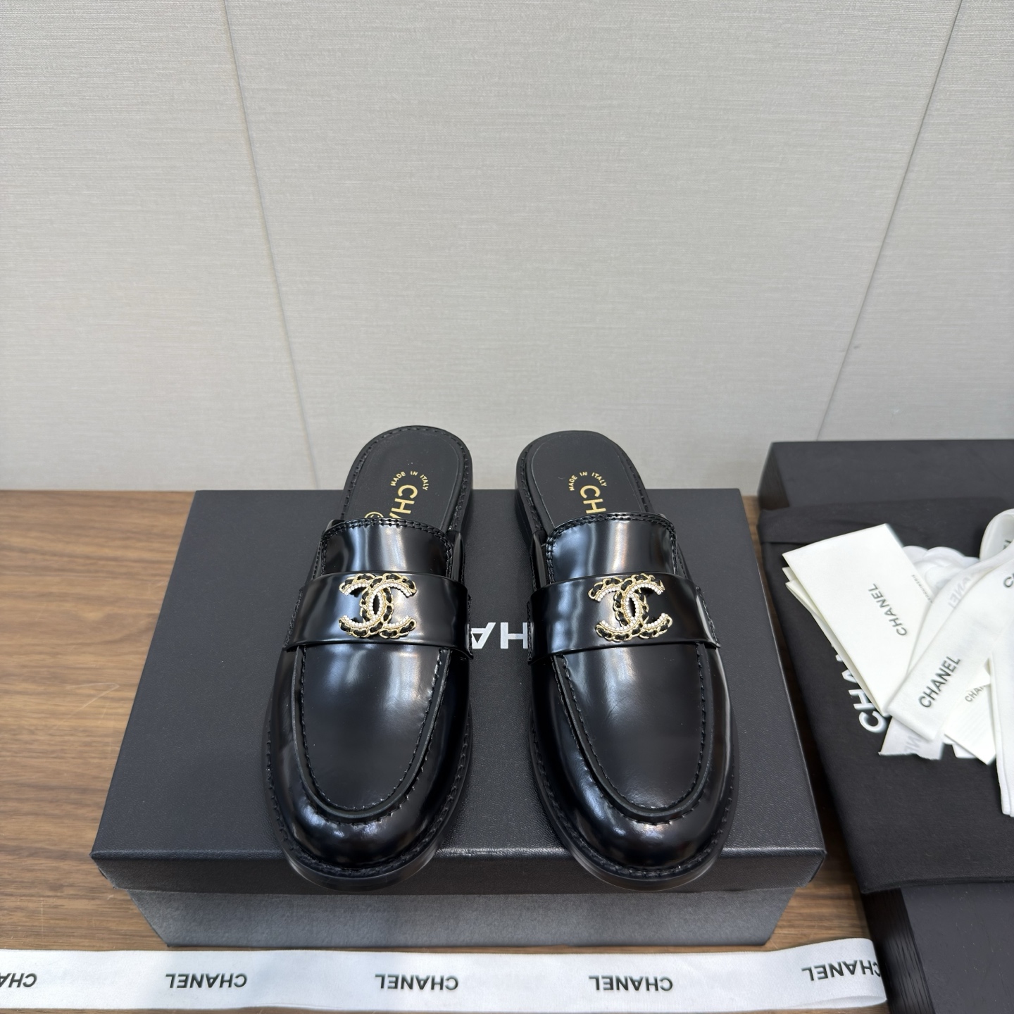 NO:417297,a 25a new diamond loafers flat heel loafers Baotou semi-trailer Top version Loafers Xiaohongshu hot-selling style Super easy-to-wear series Baotou loafers This new small leather shoes are so beautiful that they all feel that they are worth the money regardless of design and material experience!  Very suitable for buying a pair of chanel leather shoes!  Original developed large bottom imported sheepskin inside and outside, coded high version, heel height 2.5cm, original dyed genuine leather bottom Digital 35-41 (ordered 40-41) are all equipped with genuine Italian packaging, semi-torch, chanel, loafers, sheepskin19860909a 25a 新款菱格 乐福鞋 平跟便鞋 包头半拖 顶级版 乐福鞋 小红书热推款 超好穿系列 包头乐福鞋 这新款小皮鞋巨美,无论设计和材质体验,都觉得物超所值！非常适合入手一双chanel 小皮鞋！ 原版开发大底 里外进口羊皮 编码高版本 跟高2.5cm ,原版透染真皮底 数码35-41（40-41订） 均配有意大利正品包装,半拖,chanel,loafers,sheepskin,Women's Shoes