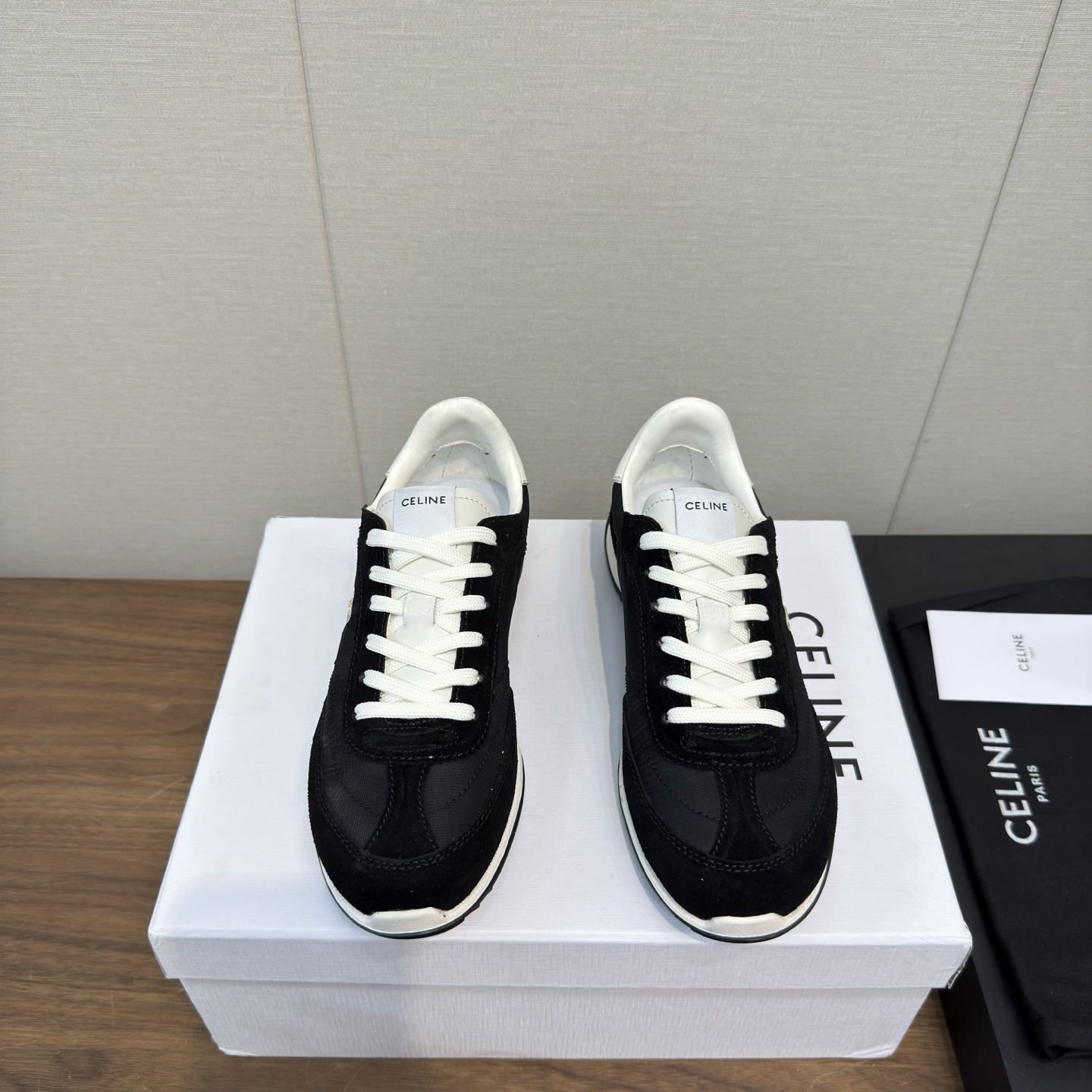 NO:417282,Celine 25ss New casual shoes German training sneakers Couple style series Top version A pair of shoes full of street feel, the latest big C design is very good This shoe has its own unique design. The leather upper is very easy to manage, unique and unique. The LOGO on the side and heel makes it simple and uneven, a perfect pair of white shoes~~ The upper imported suede, the inner breathable mesh inner lining, the original TPU foam sole, Size women's 35-41, 40.41 customized, casual shoes/sports shoes, celine, sneakers, chamois leather19860909Celine 25ss 新款休闲鞋德训运动鞋 情侣款系列 顶级版本 充满街头感的一双鞋子,最新大C设计非常赞 这款鞋有它自己独特的设计 皮革鞋面非常好打理,独出心裁,别具一格,侧面与后跟的LOGO让他简单又不失调性,完美的一双小白鞋~~ 鞋面进口麂皮 内里透气网纱内里 原版TPU发泡大底 Size女款35-41,40.41订做,休闲鞋/运动鞋,celine,sneakers,chamois leather,Women's Shoes