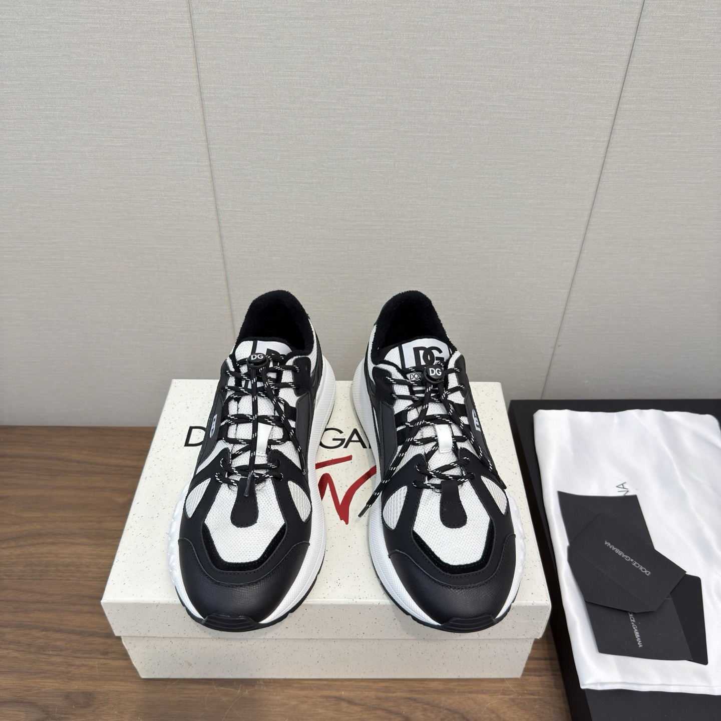 NO:417283,Dolce & Gabbana | 2025 New counter sports shoes thick-soled casual shoes Couple style series Couple thick-soled casual shoes DG’s iconic code meets the metaverse, giving the brand DNA futuristic vision, cleverly blending timeless materials and modern textures. The new dg color-blocking fashion sneakers, embellished with personalized DG logo, fully showing the fashionable design sense of Magira, the peak of the market, the foot is the king... There are many colors, and the counter is full packaging!  Upper Original custom calfskin/network inner lining goatskin/network outsole Original model ultra-light molded outsole Size 35-40 Women 38-45 Men, Daddy shoes, Dolce & Gabbana,masion margiela, Dolce & Gabbana,sneakers,cowhide,sheepskin19860909Dolce&Gabbana杜嘉班纳 | 2025 专柜新款运动鞋厚底休闲鞋 情侣款系列 情侣厚底休闲鞋 DG 标志性代码与元宇宙相遇,赋予品牌 DNA 未来主义愿景,将隽永材质与现代纹理巧妙融合.全新 dg拼色时尚运动鞋,点缀个性化 DG 徽标,尽显马吉拉时髦设计感,上市即巅峰 上脚即王者……多种配色都有,专柜全套包装！ 鞋面 原版定制小牛皮/网拼 内里 小山羊皮/网拼 大底 原版开模超轻成型大底 码数 35-40女 38-45男,老爹鞋,Dolce&Gabbana,masion margiela,Dolce&Gabbana,sneakers,cowhide,sheepskin,Women's Shoes