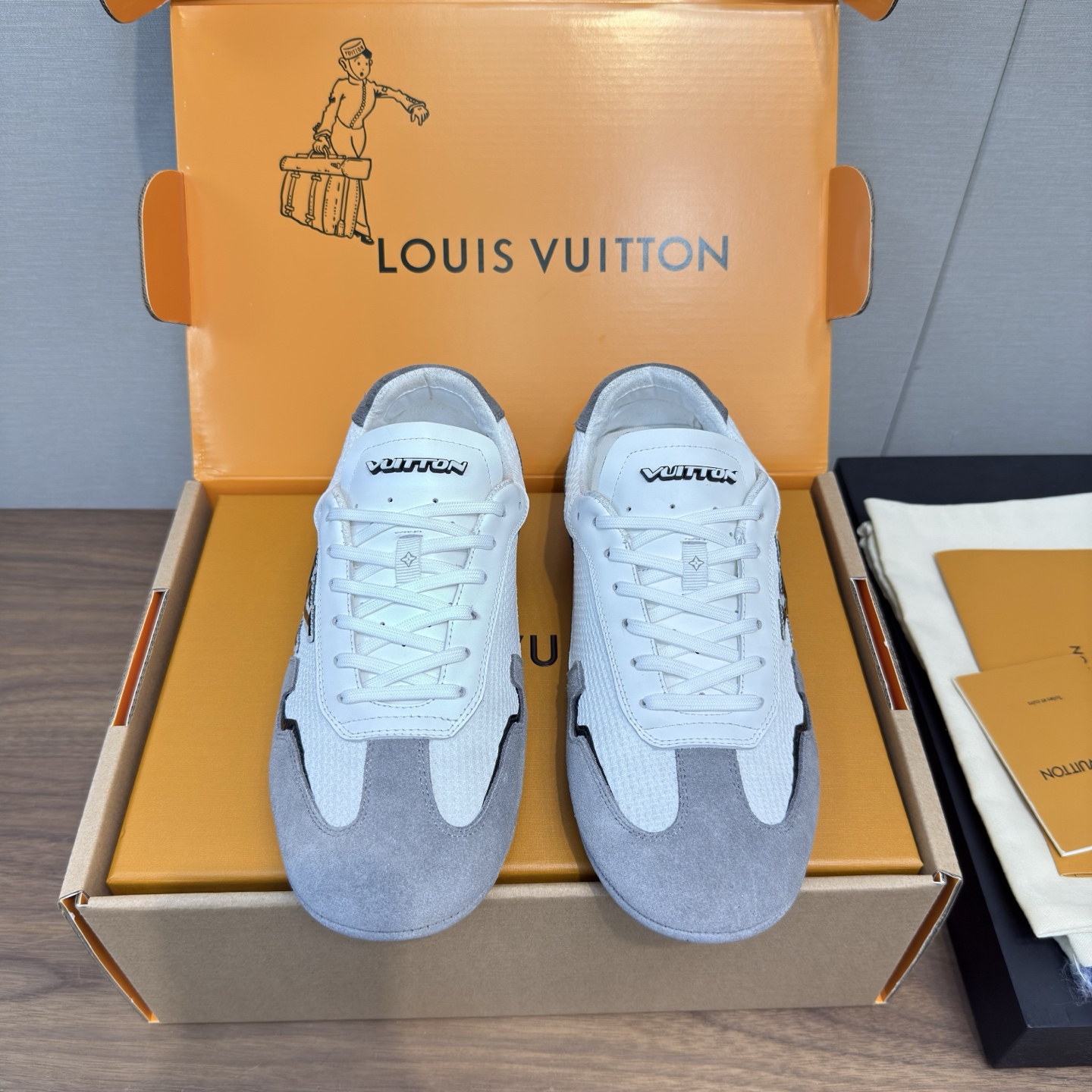 NO:417275,LV Louis Vuitton 25 Series RALLY German Shoes Sneakers High-version Men's Model This LV Rally sports shoes are spliced ​​with suede leather and mesh fabric, which incorporates a rubber pad outsole for the driving shoe configuration, creating a modern choice of softness and lightness. LV letters on the side, Louis Vuitton logo on the rear, and Vuitton logo on the tongue and outsole together make the brand mark. Suede cowhide and fabric original rubber outsole sizes for women 35-40, men's 39-45, casual shoes/sneakers, louis vuitton, louis vuitton, sneakers, cowhide19860909LV路易威登 25系列 RALLY 德训鞋 运动鞋 高版本  男款 本款 LV Rally 运动鞋拼接绒面牛皮革和网格面料,为驾驶鞋构型融入橡胶垫外底,成就舒软与轻盈兼备的摩登之选.侧面 LV 字母、后部手写体路易威登标识,以及鞋舌与外底的 Vuitton 标识共同烙下品牌印记. 绒面牛皮革和织物 开模原版橡胶大底 码数女款35-40,男款39-45,休闲鞋/运动鞋,louis vuitton,louis vuitton,sneakers,cowhide,Women's Shoes