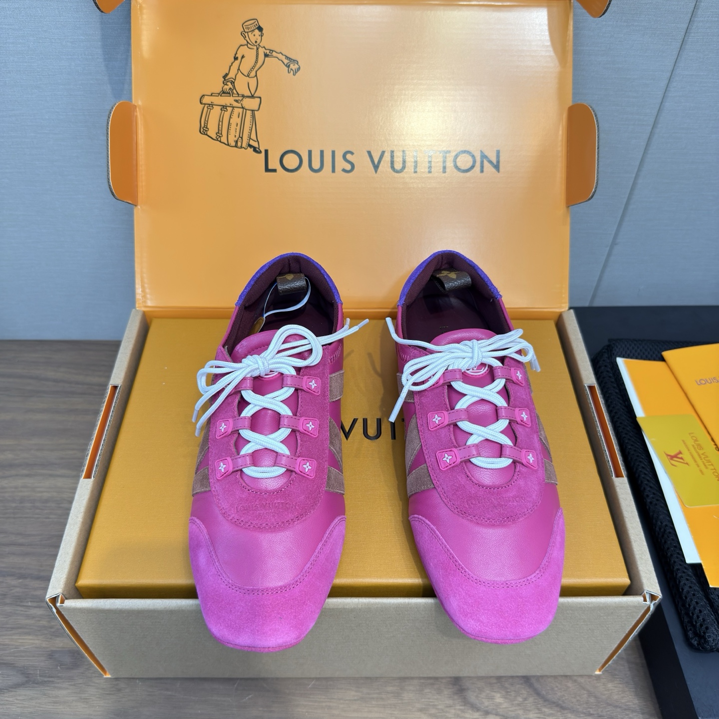 NO:417261,Louis Vuitton Louis Vuitton donkey brand spring and summer Sneakerina series ballet sneakers German training shoes casual slippers couples high-version packaging / men's 50 perfect replica Sneakerina ballet style sneakers shaping smooth lines with silky suede leather, combining the light configuration of ballet shoes and the comfortable texture of sneakers. Side LV logo and Monogram canvas rear straps are rich in details, Sacchetto craftsmanship and TPU outsole upgraded soft wear experience Sole thickness 1.5CM Fabric: original custom imported head layer cowhide inner original custom breathable mesh sole original open mold injection molding TPU material Size 35-41 for women, men's model 39-45 for women 40.41.45 for women, casual shoes/sports shoes, louis  vuitton, louis vuitton, louis vuitton, louis vuitton, sneakers, cowhide19860909Louis Vuitton路易威登驴牌春夏Sneakerina系列 芭蕾运动鞋 德训鞋 休闲便鞋 情侣款 高版本包装 /男款50 完美复刻Sneakerina 芭蕾风运动鞋以丝滑绒面牛皮革塑造流畅线条 兼具芭蕾舞鞋的轻盈构型和运动鞋的舒适质感. 侧面 LV 标识和Monogram 帆布后袢带丰富细节,Sacchetto 工艺和 TPU 外底升级轻柔穿着体验 底厚1.5CM 面料:原版定制进口头层牛皮 内里原版定制透气网里鞋底原版开模注塑TPU材质 码数女35-41,男款39-45 ,女40.41.45订做,休闲鞋/运动鞋,louis vuitton,louis vuitton,louis vuitton,louis vuitton,sneakers,cowhide,Women's Shoes