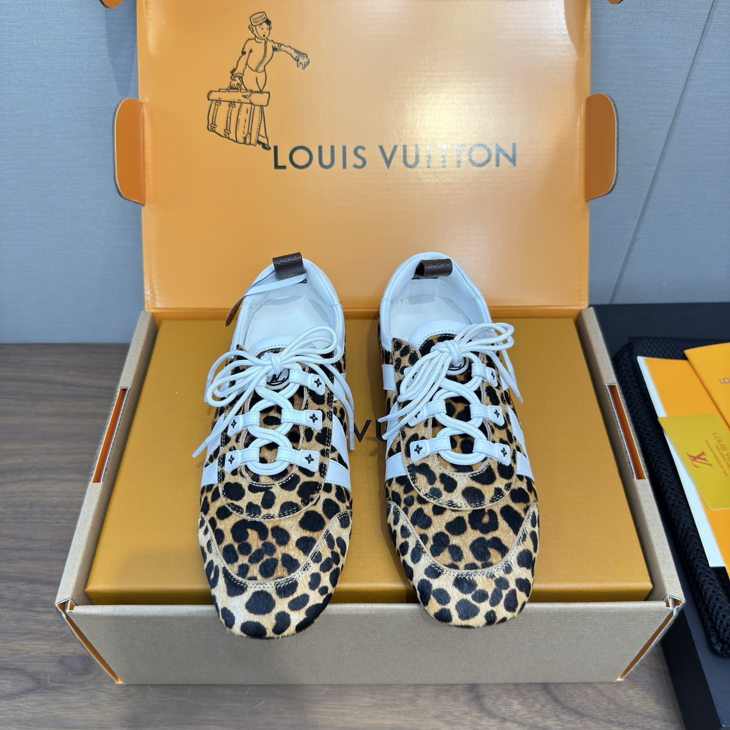 NO:417265,Louis Vuitton Louis Vuitton donkey brand spring and summer Sneakerina series ballet sneakers German training shoes casual slippers couples high-version packaging Leopard print / men's 50 perfect replica Sneakerina ballet style sneakers shaping smooth lines with silky suede cowhide leather, combining the light configuration of ballet shoes and the comfortable texture of sneakers. Side LV logo and Monogram canvas rear straps are rich in details, Sacchetto craftsmanship and TPU outsole upgraded soft wear experience Sole thickness 1.5CM Fabric: original custom imported head layer cowhide inner original custom breathable mesh sole original open mold injection molding TPU material Size 35-41 for women, men's model 39-45 for women 40.41.45 for women, casual shoes/sports shoes, louis  vuitton, louis vuitton, louis vuitton, louis vuitton, sneakers, cowhide19860909Louis Vuitton路易威登驴牌春夏Sneakerina系列 芭蕾运动鞋 德训鞋 休闲便鞋 情侣款 高版本包装 豹纹 /男款50 完美复刻Sneakerina 芭蕾风运动鞋以丝滑绒面牛皮革塑造流畅线条 兼具芭蕾舞鞋的轻盈构型和运动鞋的舒适质感. 侧面 LV 标识和Monogram 帆布后袢带丰富细节,Sacchetto 工艺和 TPU 外底升级轻柔穿着体验 底厚1.5CM 面料:原版定制进口头层牛皮 内里原版定制透气网里鞋底原版开模注塑TPU材质 码数女35-41,男款39-45 ,女40.41.45订做,休闲鞋/运动鞋,louis vuitton,louis vuitton,louis vuitton,louis vuitton,sneakers,cowhide,Women's Shoes