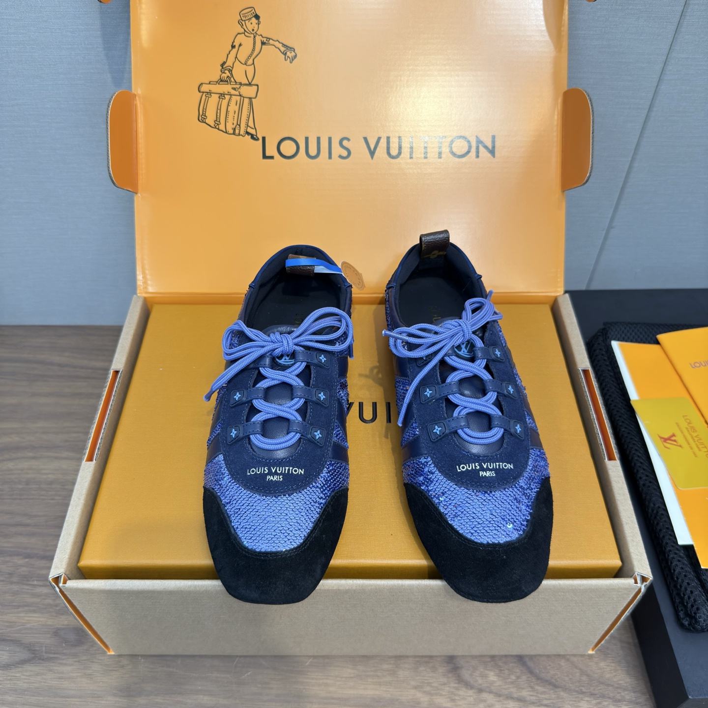 NO:417270,Louis Vuitton Louis Vuitton donkey brand spring and summer Sneakerina series ballet sneakers German training shoes casual slippers couples high-version packaging / men's 50 perfect replica Sneakerina ballet style sneakers shaping smooth lines with silky suede leather, combining the light configuration of ballet shoes and the comfortable texture of sneakers. Side LV logo and Monogram canvas rear straps are rich in details, Sacchetto craftsmanship and TPU outsole upgraded soft wear experience Sole thickness 1.5CM Fabric: original custom imported head layer cowhide inner original custom breathable mesh sole original open mold injection molding TPU material Size 35-41 for women, men's model 39-45 for women 40.41.45 for women, casual shoes/sports shoes, louis  vuitton, louis vuitton, louis vuitton, louis vuitton, sneakers, cowhide19860909Louis Vuitton路易威登驴牌春夏Sneakerina系列 芭蕾运动鞋 德训鞋 休闲便鞋 情侣款 高版本包装 /男款50 完美复刻Sneakerina 芭蕾风运动鞋以丝滑绒面牛皮革塑造流畅线条 兼具芭蕾舞鞋的轻盈构型和运动鞋的舒适质感. 侧面 LV 标识和Monogram 帆布后袢带丰富细节,Sacchetto 工艺和 TPU 外底升级轻柔穿着体验 底厚1.5CM 面料:原版定制进口头层牛皮 内里原版定制透气网里鞋底原版开模注塑TPU材质 码数女35-41,男款39-45 ,女40.41.45订做,休闲鞋/运动鞋,louis vuitton,louis vuitton,louis vuitton,louis vuitton,sneakers,cowhide,Women's Shoes
