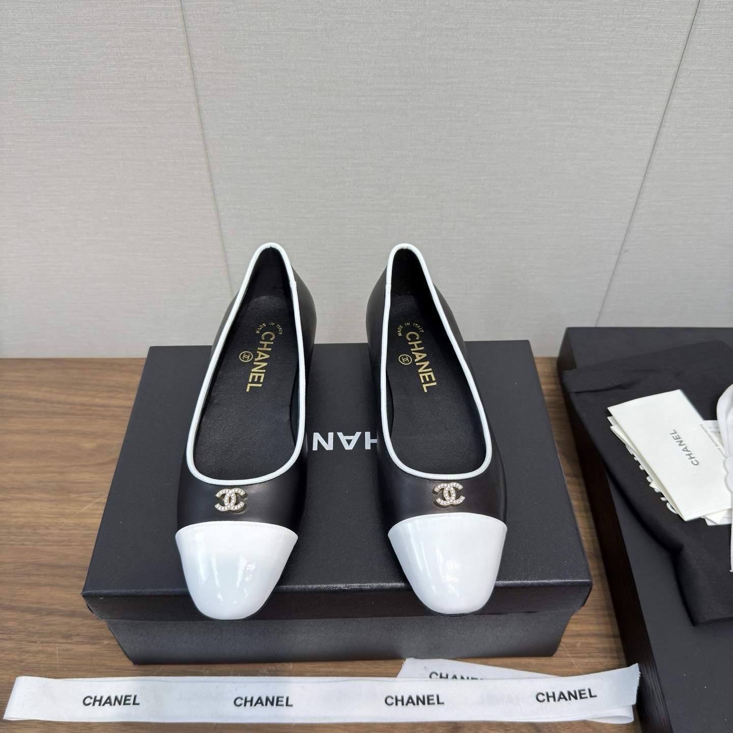 NO:445242,CHANE*｜Xiaoxiang 25a Mary Zhen’s new most beautiful series Soft ballet single shoes Light grandma shoes Xiangjia high-end style always makes people feel capitalized. It looks quite simple style but it’s inexplicably high-end. Many people asked me to work before. This single shoe that I wanted to go to work was recommended by a pair of hands. The small round toe toe determines its style. Commuting style for work is also very inclusive. Suitable for various foot shapes. Imported cowhide and sheepskin. The inner part is made of mixed imported lambskin. It is soft. The original soft sole of the heel height is 1.5cm (customized by 40 and 41), single shoes, chanel, chanel, mary jane, cowhide, sheepskin19860909CHANE*｜小香25a 玛丽珍新品最美系列 软软的 芭蕾单鞋 轻盈奶奶鞋  香家高级感这块总让人大写的服气 看起来蛮简单的款式 但上脚就莫名很高阶 之前好多人找我要上班的单鞋这款举双手推荐 小圆头的鞋头决定了它的风格走向 上班通勤款 对脚型的包容度也很高 适合各种各样的脚型 鞋面进口牛皮,羊皮 内里采用混种进口小羊皮 伸进去软软的哦 大底原版软性大底 跟高1.5cm Size35-39（40、41定制）,单鞋,chanel,chanel,mary jane,cowhide,sheepskin,Women's Shoes