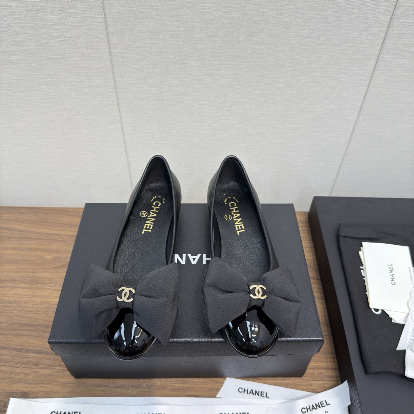 NO:445187,CHANE*｜Xiaoxiang 25a Mary Zhen bow The most beautiful new series Soft ballet single shoes Light grandma shoes Xiangjia high-end style always makes people feel capitalized. It looks quite simple style but it is inexplicably high-end on the feet. Many people asked me to work before. This single shoe that I wanted to go to work. The small round toe toe determines its style. Commuting style for work is also very inclusive. Suitable for all kinds of foot shapes. Imported cowhide and sheepskin. The inner part is made of mixed imported lambskin. It is soft. The original soft sole of the heel height is 1.5cm (customized by 40 and 41), single shoes, chanel, chanel, mary jane, cowhide, sheepskin19860909CHANE*｜小香25a 玛丽珍 蝴蝶结 新品最美系列 软软的 芭蕾单鞋 轻盈奶奶鞋  香家高级感这块总让人大写的服气 看起来蛮简单的款式 但上脚就莫名很高阶 之前好多人找我要上班的单鞋这款举双手推荐 小圆头的鞋头决定了它的风格走向 上班通勤款 对脚型的包容度也很高 适合各种各样的脚型 鞋面进口牛皮,羊皮 内里采用混种进口小羊皮 伸进去软软的哦 大底原版软性大底 跟高1.5cm Size35-39（40、41定制）,单鞋,chanel,chanel,mary jane,cowhide,sheepskin,Women's Shoes