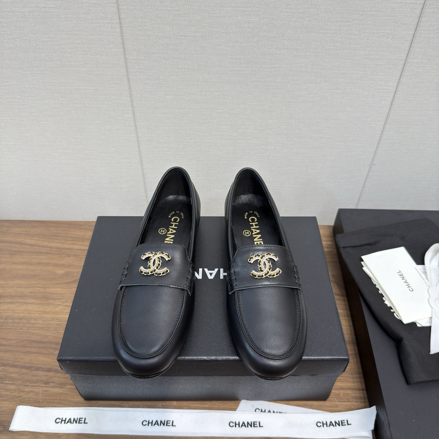 NO:445234,a 25a new loafers, flat heel shoes, small leather shoes, top version, loafers, Xiaohongshu hot-selling style, super easy to wear series, Baotou loafers, This new small leather shoes are so beautiful, regardless of design and material experience, I feel that it is worth the money!  Very suitable for buying a pair of chanel leather shoes!  Original developed outsole, imported sheepskin inside and outside, coded high version, heel height 2.5cm, original dyed genuine leather sole, digital 35-41 (ordered 40-41), loafers, chanel, loafers, sheepskin19860909a 25a 新款乐福鞋 平跟便鞋 小皮鞋 顶级版 乐福鞋 小红书热推款 超好穿系列 包头乐福鞋 这新款小皮鞋巨美,无论设计和材质体验,都觉得物超所值！非常适合入手一双chanel 小皮鞋！ 原版开发大底 里外进口羊皮 编码高版本 跟高2.5cm ,原版透染真皮底 数码35-41（40-41订）,乐福鞋,chanel,loafers,sheepskin,Women's Shoes