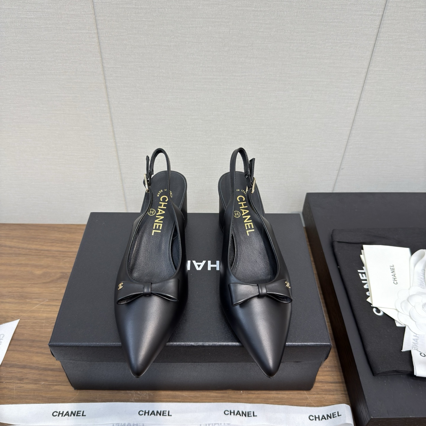 NO:445226,Chanel25s new style, beautiful back and bow sandals chane* classic! The heels are very suitable for spring and summer. The two-color design is simple and exquisite, with a classic round toe and elegant temperament. The toe lines are visually extended. The color of the toe creates a color difference. The rear lace-up design is simple and elegant. A pair of classic styles that can be worn for a hundred years is worth entering!! The original mesh material of the upper, the inner footbed imported sheepskin, the heel height is 5.5cm, the sole of the Italian A-grade leather outsole, the size is 35-39 (.40.41. Custom made without return), high heels, chanel, sandals, high heels, sheepskin, Leather soles19860909Chanel25s 新款 绝美后空 蝴蝶结 凉鞋 chane*经典之作! 跟春夏的适配度很高 双色设计简约精美,经典小圆头大方气质,从视觉上拉长腿部线条,鞋头颜色产生了色差感,后系带设计简洁优雅,一双能穿百年的经典款,值得一入!! 鞋面原版特定网面材质 内里垫脚进口羊皮 跟高5.5cm 鞋底意大利A级真皮大底 码数35-39（.40.41.定做不退换）,高跟鞋凉鞋,chanel,sandals,high heels,sheepskin,Leather soles,Women's Shoes