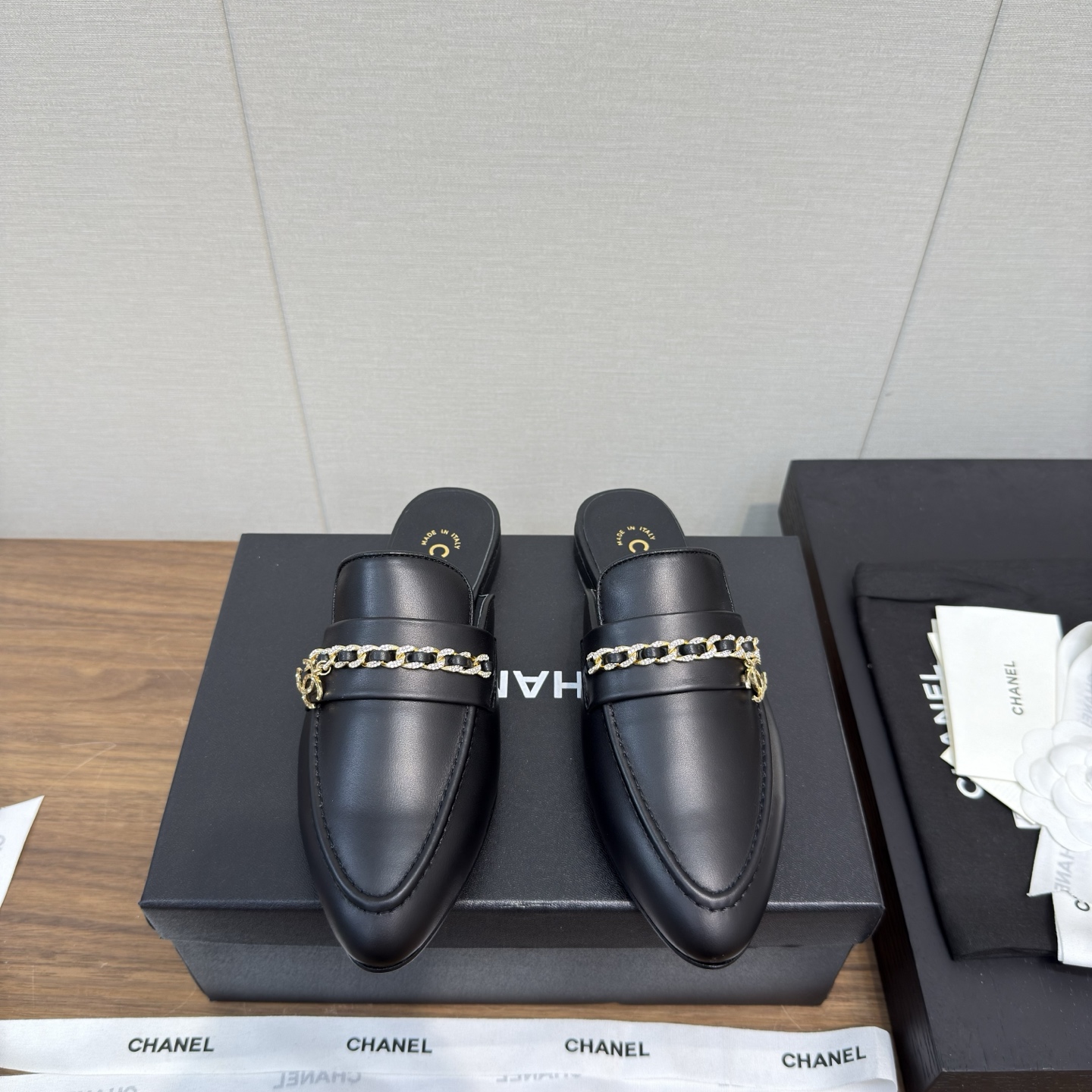 NO:445217,a 25s new pointed toe loafers Muller slippers Baotou semi-wrapped top version loafers Xiaohongshu hot-selling style Super easy-to-wear series Baotou loafers This new small leather shoes are so beautiful, regardless of design and material experience, I feel that it is worth the money!  Very suitable for buying a pair of chanel leather shoes!  Original developed large bottom imported sheepskin inside and outside, coded high version, heel height 2.5cm, original dyed genuine leather bottom Digital 35-41 (ordered 40-41) are all equipped with genuine Italian packaging, semi-torch, chanel, loafers, sheepskin19860909a 25s 新款尖头 乐福鞋 穆勒便鞋 包头半拖 顶级版 乐福鞋 小红书热推款 超好穿系列 包头乐福鞋 这新款小皮鞋巨美,无论设计和材质体验,都觉得物超所值！非常适合入手一双chanel 小皮鞋！ 原版开发大底 里外进口羊皮 编码高版本 跟高2.5cm ,原版透染真皮底 数码35-41（40-41订） 均配有意大利正品包装,半拖,chanel,loafers,sheepskin,Women's Shoes