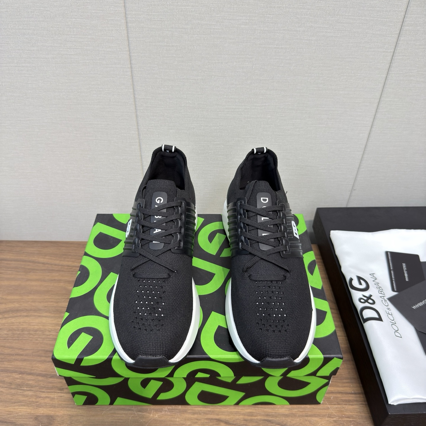 NO:445211,Dolce & Gabbana | 2025 New counter sports shoes thick-soled casual shoes Men's couple's thick-soled casual shoes DG's iconic code meets the meta-universe, giving the brand DNA futuristic vision, cleverly blending timeless materials and modern textures. The new dg color-blocking fashion sneakers, embellishing the personalized DG logo, showing the fashionable design sense of Magira, the peak of the market, the king is the one on the market... There are many colors, and the counter is full packaging!  Upper Original custom calfskin/network inner lining goatskin/network outsole Original mold opening ultralight molding outsole Size 38-45 men, casual shoes/sports shoes, Dolce & Gabbana,masion margiela,Dolce & Gabbana,sneakers,cowhide,sheepskin19860909Dolce&Gabbana杜嘉班纳 | 2025 专柜新款运动鞋厚底休闲鞋 男款 情侣厚底休闲鞋 DG 标志性代码与元宇宙相遇,赋予品牌 DNA 未来主义愿景,将隽永材质与现代纹理巧妙融合.全新 dg拼色时尚运动鞋,点缀个性化 DG 徽标,尽显马吉拉时髦设计感,上市即巅峰 上脚即王者……多种配色都有,专柜全套包装！ 鞋面 原版定制小牛皮/网拼 内里 小山羊皮/网拼 大底 原版开模超轻成型大底 码数 38-45男,休闲鞋/运动鞋,Dolce&Gabbana,masion margiela,Dolce&Gabbana,sneakers,cowhide,sheepskin,Women's Shoes