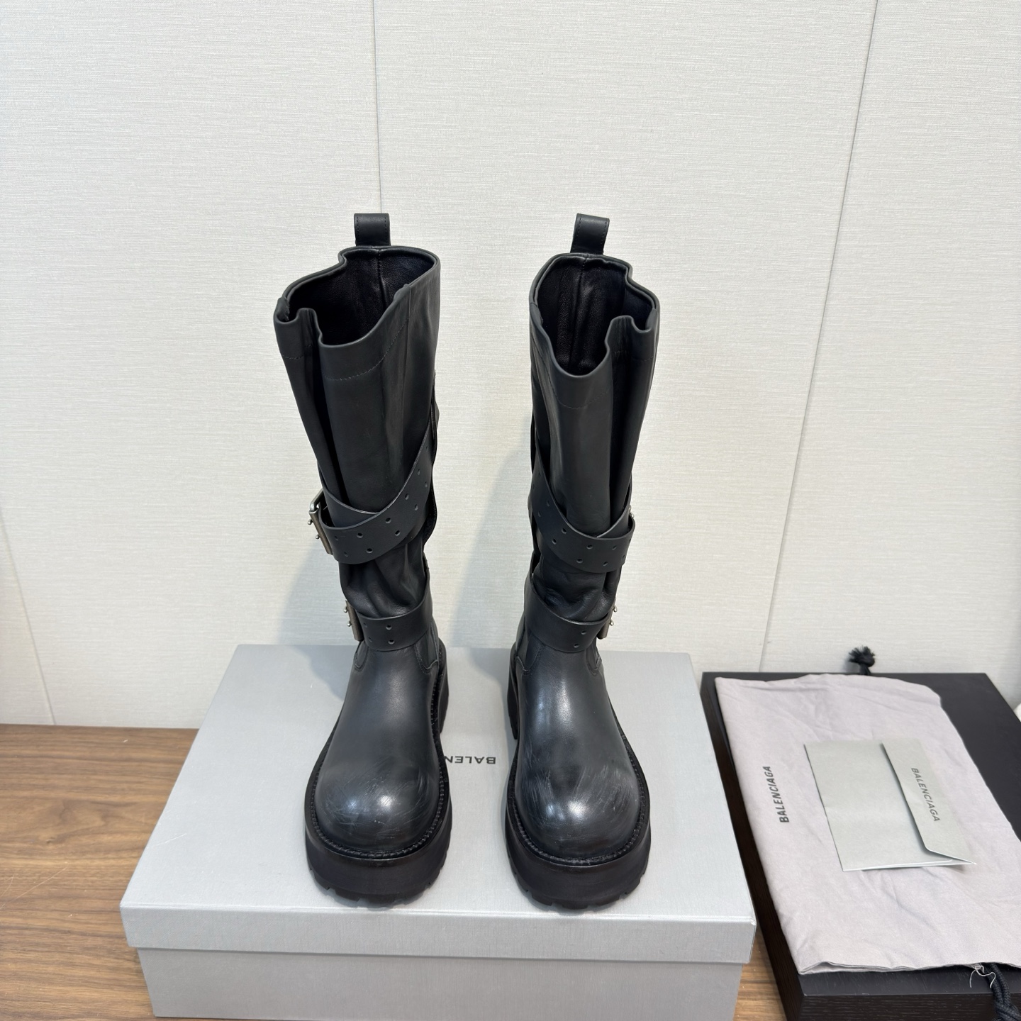NO:445204,Balenciaga 25 autumn and winter new boot series Venom retro old motorcycle boots knee-length boots casual couple boots Couple boots Belt + aging metal parts + aging logo logo, design reduces exaggerated elements, and uses appropriate proportions and craftsmanship to greatly increase the daily attributes of fashion, low-key personality exhibition Original imported cowhide upper Cowhide in shoes Cowhide, original open mold rubber sole Women's 35-39 (40 custom-made without return and exchange) Men's 40-45 (45.46 custom-made without return and exchange), boots, balenciaga, balenciaga, boots, cowhide19860909Balenciaga巴黎世家 25秋冬新款 靴系列 Venom复古做旧机车靴及膝靴休闲情侣款靴子 情侣款 皮带+老化金属件+做旧徽标logo,设计都减少了夸张的元素,用适当的比例和工艺手法,大大增加了时装的日常属性,低调的个性展 鞋面原版进口牛皮 鞋里牛皮,原版开模橡胶大底 女款35-39（40定制不退换） 男款40-45（45.46定做不退换）,靴子,balenciaga,balenciaga,boots,cowhide,Women's Shoes