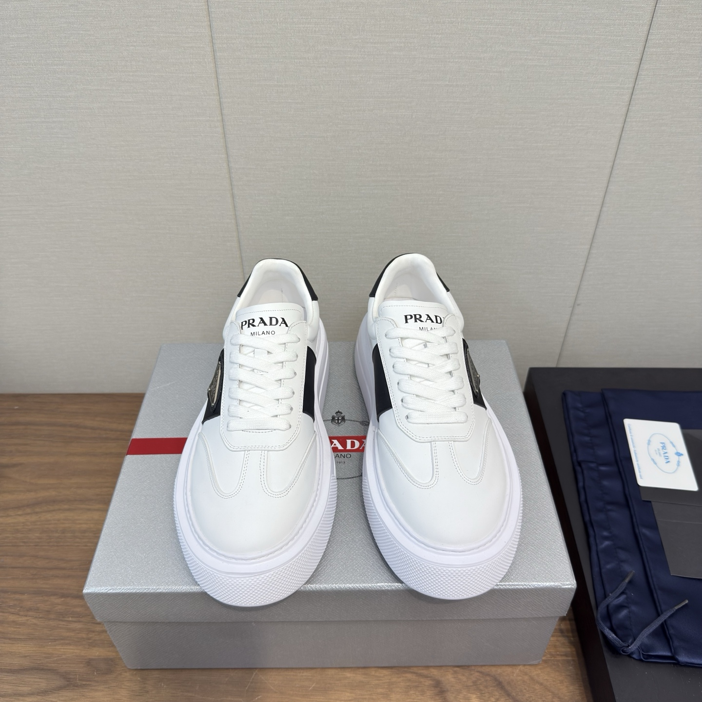 NO:445197,Prada's latest Downtown Bold series Thick sole, sponge shoes, triangle logo, casual shoes, white shoes, original purchase and development, making Downtown Bold sports shoes draw inspiration from basketball shoes from the 1980s, with a sports style design and exquisite details. It is made of perforated leather, and the unique thick sole presents a unique and modern style. The Prada logo is interpreted through different angles, decorated with the iconic enameled triangle metal logo, showing a unique classic style. The delivery counter is exquisitely packaged Fabric: Original custom imported top layer cowhide Inner: Original imported sheepskin Outsole: Original open molded rubber outsole Sole: 4.5CM Size:  Women's 35-40, men's 39-45, casual shoes/sports shoes, prada, prada, sneakers, cowhide, sheepskin19860909Prada普拉达 最新Downtown Bold系列 厚底  松糕鞋 三角标 休闲鞋运动鞋 小白鞋 原版购入开发 做货 Downtown Bold运动鞋从1980年代的篮球鞋汲取灵感,运动风设计搭配精致细节.采用穿孔皮革打造,个性的厚底呈现别具一格的现代风格.通过不同角度演绎Prada徽标,饰有标志性的涂珐琅三角形金属徽标,彰显别具一格的经典格调 配送专柜精美包装 面料: 原版定制进口头层牛皮 内里: 原版进口羊皮 大底: 原版开模橡胶大底 底厚: 4.5CM Size: 女款35-40,男款39-45,休闲鞋/运动鞋,prada,prada,sneakers,cowhide,sheepskin,Women's Shoes