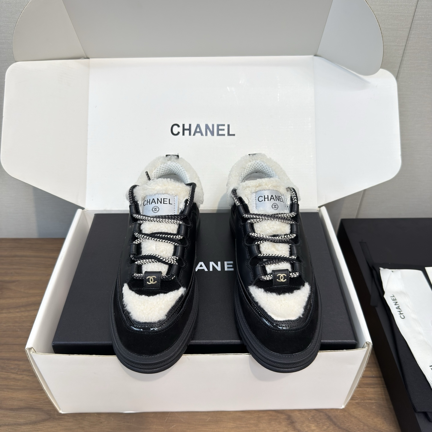 NO:445185,Chanel 25b new panda casual sneakers, thick sole, top version, white airplane box, Xiaoxiang's casual sneakers this season, full of shit, super comfortable to wear, INS. Various social platforms, bursting wildly!  Classic design, various craftsmanship and electric embroidery styles on the upper, the sole is fashionable, light and sporty, and it is an extraordinary embraces a variety of panda shoes color matching elements. The delivery counter is exquisitely packaged. Fabric: imported high mercerized soft cowhide, original imported breathable net, sheepskin, sole original open mold TPU combination sole, sole thickness 3.5CM Size: Women's 35-41, 40-41 customized, casual shoes/sports shoes, chanel, chanel, sneakers, cowhide, sheepskin19860909Chanel香奈儿25b 新款熊猫休闲运动鞋 厚底 顶级版本 白飞机盒 小香这季休闲款运动鞋 踩屎感十足 上脚超舒服的,刷爆小红书 INS.各种社交平台,疯狂爆发！经典设计 鞋面多种工艺电绣的风格 大底却时尚轻盈运动 不平凡的拥入了多种熊猫鞋配色元素 配送专柜精美包装 面料:进口高丝光软牛皮 内里原版进口透气网,羊皮 鞋底原版开模TPU组合大底 底厚3.5CM Size: 女款35-41,40-41订做,休闲鞋/运动鞋,chanel,chanel,sneakers,cowhide,sheepskin,Women's Shoes