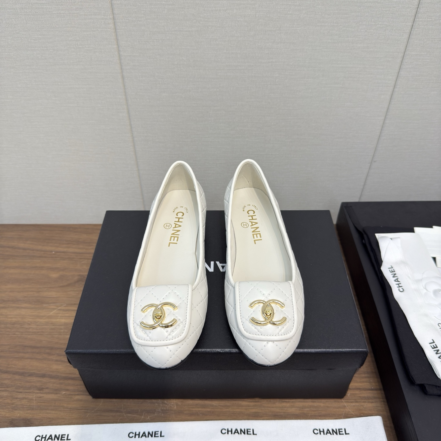 NO:445178,Chanel 25b new style Mary Jane single shoe series - flat ballet slippers The counter is simply snatched up, and the photos are popular on major social platforms. This episode of the show is definitely too handsome, and it is definitely the hottest style of this season. The counter fairies are really too aware of the goods. They don’t stick to their feet and will not scratch their feet. The texture is very soft and comfortable. Classic logo electric embroidery, flower matching, super versatile Fabric: imported cowhide sheepskin Special fabric material Inner: environmentally friendly imported sheepskin inner sole: genuine leather outsole Heel height: flat sole 2.5cm Size 35-41 (40.41 custom made), Mary Jane, chanel, mary jane, cowhide, sheepskin, Leather soles19860909Chanel 25b 新款 玛丽珍 单鞋系列——  平底芭蕾便鞋 专柜简直疯抢了,各大社交平台热门晒图,这期的走秀款绝对太帅了,绝对是这一季最热门的款式,专柜仙女们真的太识货了,不卡脚也不会磨脚,质感上脚是非常柔软舒服的.经典的logo电绣 花朵搭配,超级百搭 面料:进口牛皮羊皮 特制布材质 内里:环保进口羊皮内里 大底:真皮大底 跟高:平底2.5cm 码数35-41（ 40.41定做）,玛丽珍,chanel,mary jane,cowhide,sheepskin,Leather soles,Women's Shoes