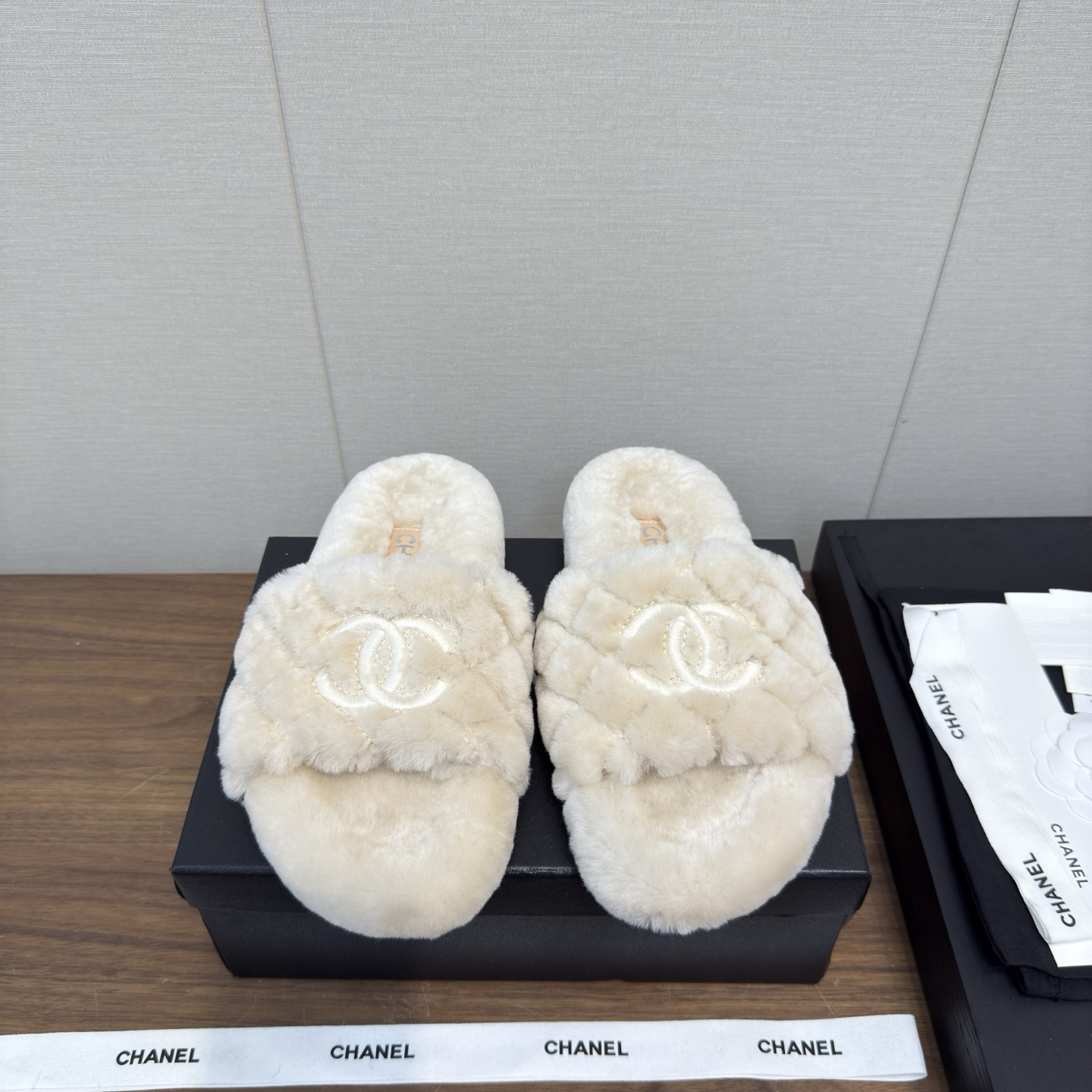 NO:445161,Chanel 25 Autumn and Winter Lazy Fur Drag Thick Sole Popular Style Pure Fur Integrated Lamb Wool!  Xiaoxiang Lg feels super warm, and it feels like stepping on a cloud, exquisite and high-end!  Let the price of this pair of hair increase sharply!  Very easy to wear without slipping, and the soles are thick and have excellent comfort!  Upper wool (fog and frost process) outsole rubber sole size 35-40 (40. Custom made no return or exchange), fur shoes, chanel19860909Chanel 25 秋冬懒人毛毛拖 厚底 流行风纯皮毛一体羔羊毛打造！小香Lg超温暖的感觉,穿上仿佛踩在云朵上,精致高级！让这双毛拖身价陡增！非常好穿不打滑,而且鞋底有一定厚度,舒适度极佳！ 鞋面羊毛（雾霜工艺） 大底橡胶底 码数35-40（40.定做不退换）,毛毛鞋,chanel,Women's Shoes