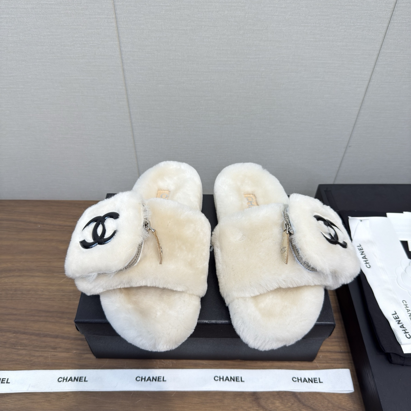 NO:445167,Chanel 25 Autumn and Winter Wallet Fur Drag Thick Sole Popular Style Pure Fur Integrated Lamb Wool!  Xiaoxiang Lg feels super warm, and it feels like stepping on a cloud, exquisite and high-end!  Let the price of this pair of hair increase sharply!  Very easy to wear without slipping, and the soles are thick and have excellent comfort!  Upper wool (fog and frost process) outsole rubber sole size 35-40 (40. Custom made no return or exchange), fur shoes, chanel, wallets19860909Chanel 25 秋冬 钱包 毛毛拖 厚底 流行风纯皮毛一体羔羊毛打造！小香Lg超温暖的感觉,穿上仿佛踩在云朵上,精致高级！让这双毛拖身价陡增！非常好穿不打滑,而且鞋底有一定厚度,舒适度极佳！ 鞋面羊毛（雾霜工艺） 大底橡胶底 码数35-40（40.定做不退换）,毛毛鞋,chanel,wallets,Women's Shoes