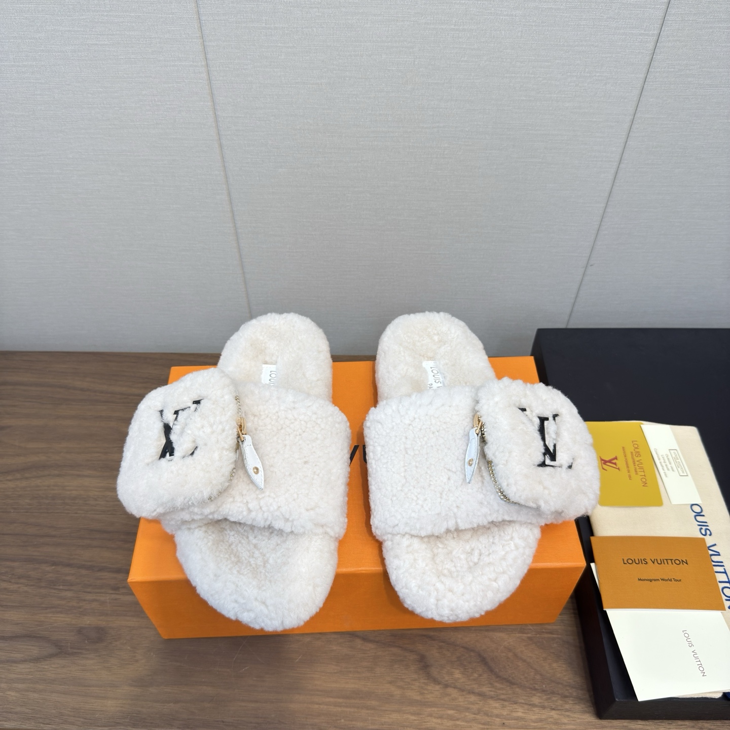 NO:445173,Louis vuitton 25 new style wallet wool slippers top quality pure fur with straight fur! It feels super warm, and it feels like stepping on the clouds. It is a classic LV decoration, exquisite and high-end! Let the price of this pair of hair increase sharply! Hand-made drilling, the sole is a PVC foamed and non-slip sole with the original molded opening. It is very easy to wear and does not slip. Moreover, the sole has a certain thickness and is extremely comfortable! Upper: Original wool Inner: Imported wool Outsole: Original foam sole 3.5cm thick Packaging: Original drawer box Size 35-41 (customized for 40.41), fur shoes, louis vuitton, louis vuitton, slippers, wallets19860909Louis vuitton 25 新款 钱包 羊毛拖鞋  頂级品质纯皮毛一体直毛打造！超温暖的感觉,穿上仿佛踩在云朵上LV经典老花装饰,精致高级！让这双毛拖身价陡增！手工点钻,鞋底是原版开模的PVC发泡防滑大底,非常好穿不打滑,而且鞋底有一定厚度,舒适度极佳！ 鞋面:原版羊毛 内里:进口羊毛 大底:原版发泡底 厚3.5cm 包装:原版抽屉盒 码数35-41（40.41定制）,毛毛鞋,louis vuitton,louis vuitton,slippers,wallets,Women's Shoes