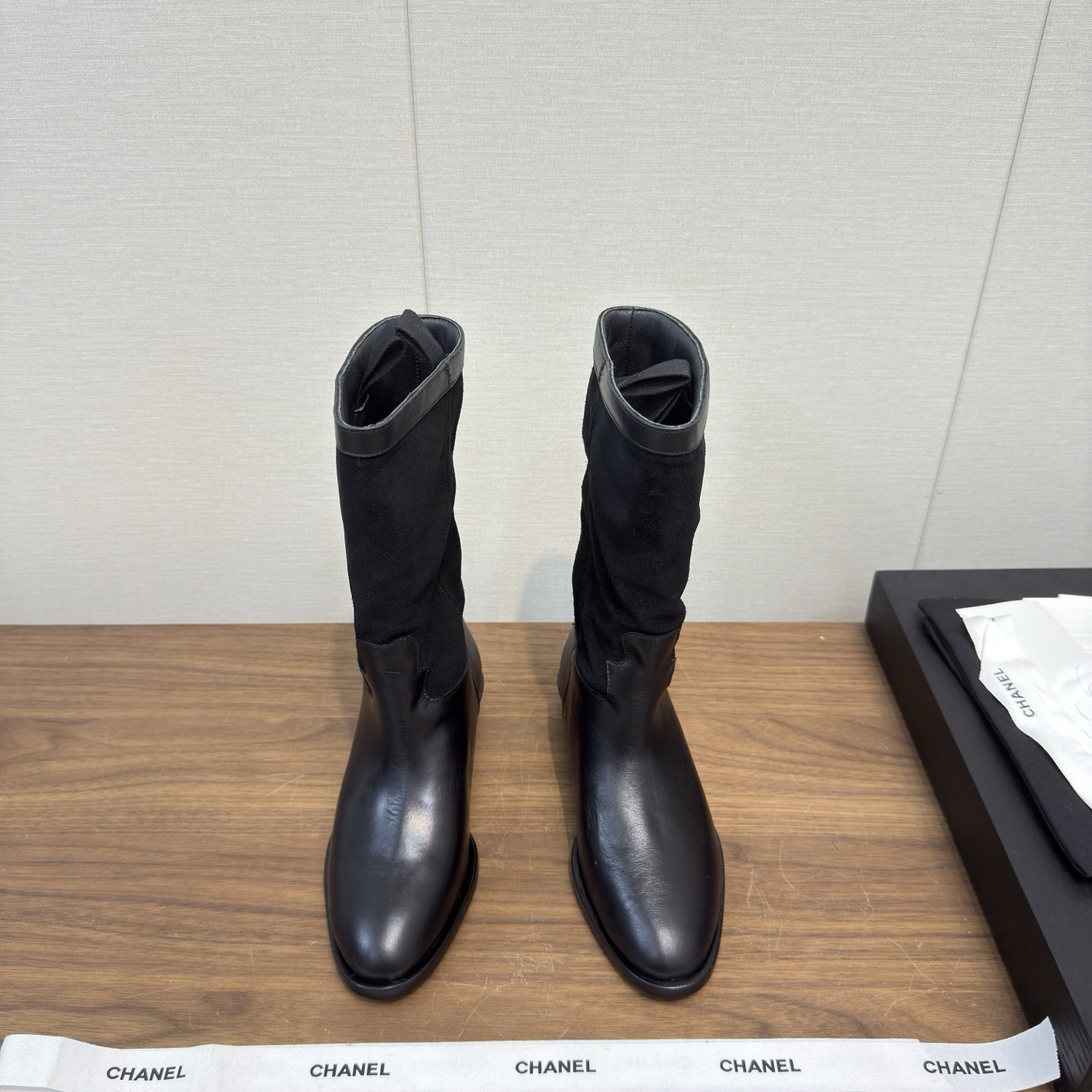 NO:445143,Chanel 25A Early Autumn New mid-boot suede color-blocked thick-heeled knight boots retro style boots When fragrant parent boots meet winter fashion and warmth. The luster of patent leather is as deep as the night, and the softness of suede is as warm as the afternoon sun. The splicing design cleverly outlines the exquisite outline. Classic elements are integrated into every detail, and the mid-heel is a perfect balance of elegance and comfort. Whether you are strolling on the streets of the city or going to an elegant party, it can make you shine in the crowd and become the focus of fashion. Every step shows your unique charm!  Customized patent leather/suede inner foot pad sheepskin sole Italian leather outsole Heel height 5cm Size 35-39 (40.41 custom made without return), boots, chanel, chanel, boots, sheepskin, chamois leather, Leather soles19860909Chanel 25A早秋 新款 中筒靴麂皮拼色粗跟骑士靴复古风靴子 当香家长靴邂逅冬日 时尚与温暖共绽.漆皮的光泽如夜的深邃,绒面的柔和似午后暖阳,拼接设计巧妙勾勒精致轮廓. 经典元素融入每一处细节,中跟是优雅与舒适的完美平衡. 无论是漫步都市街头 还是赴一场优雅聚会,它都能让你在人群中熠熠生辉,成为时尚焦点 每一步都踏出独有的魅力！ 鞋面定制漆皮料/麂皮 内里垫脚羊皮 鞋底意大利真皮大底 跟高5cm 码数35-39（40.41定做不退换）,靴子,chanel,chanel,boots,sheepskin,chamois leather,Leather soles,Women's Shoes