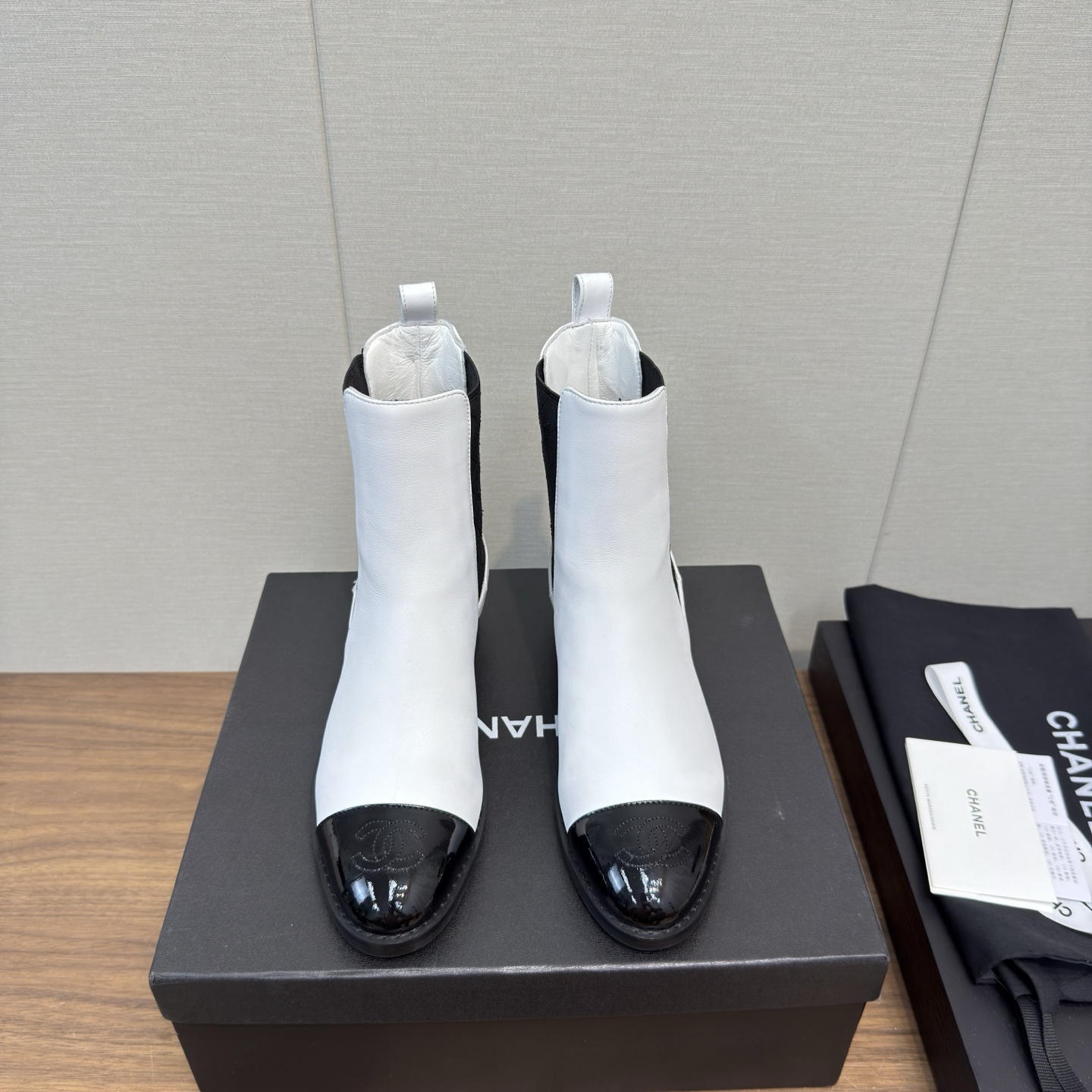 NO:445149,Chanel 25A Early Autumn New Short Boot Suede Color-blocked Thick Heel Knight Boots Retro Style Boots When the fragrance of parent boots meet winter, fashion and warmth bloom together. The gloss of patent leather is as deep as the night, and the softness of suede is as warm as the afternoon sun. The splicing design cleverly outlines the exquisite outline. Classic elements are integrated into every detail, and the middle heel is a perfect balance of elegance and comfort. Whether you are strolling on the streets of the city or going to an elegant party, it can make you shine in the crowd and become the focus of fashion. Every step shows your unique charm!  Customized patent leather/suede inner foot pad sheepskin sole Italian leather outsole Heel height 5cm Size 35-39 (40.41 custom made without return), boots, chanel, chanel, boots, sheepskin, chamois leather, Leather soles19860909Chanel 25A早秋 新款 短筒靴麂皮拼色粗跟骑士靴复古风靴子 当香家长靴邂逅冬日 时尚与温暖共绽.漆皮的光泽如夜的深邃,绒面的柔和似午后暖阳,拼接设计巧妙勾勒精致轮廓. 经典元素融入每一处细节,中跟是优雅与舒适的完美平衡. 无论是漫步都市街头 还是赴一场优雅聚会,它都能让你在人群中熠熠生辉,成为时尚焦点 每一步都踏出独有的魅力！ 鞋面定制漆皮料/麂皮 内里垫脚羊皮 鞋底意大利真皮大底 跟高5cm 码数35-39（40.41定做不退换）,靴子,chanel,chanel,boots,sheepskin,chamois leather,Leather soles,Women's Shoes