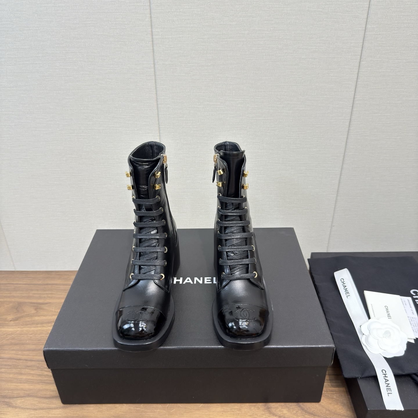 NO:445156,Chanel 25A Early Autumn New mid-boot suede color-blocked thick-heeled knight boots retro style boots When fragrant parent boots meet winter, fashion and warmth bloom together. The luster of patent leather is as deep as the night, and the softness of suede is as warm as the afternoon sun. The splicing design cleverly outlines the exquisite outline. Classic elements are integrated into every detail, and the mid-heel is a perfect balance of elegance and comfort. Whether you are strolling on the streets of the city or going to an elegant party, it can make you shine in the crowd and become the focus of fashion. Every step shows your unique charm!  Customized patent leather/suede inner foot pad sheepskin sole Italian leather outsole Heel height 5cm Size 35-39 (40.41 custom made without return), boots, chanel, chanel, boots, sheepskin, chamois leather, Leather soles19860909Chanel 25A早秋 新款 中筒靴麂皮拼色粗跟骑士靴复古风靴子 当香家长靴邂逅冬日 时尚与温暖共绽.漆皮的光泽如夜的深邃,绒面的柔和似午后暖阳,拼接设计巧妙勾勒精致轮廓. 经典元素融入每一处细节,中跟是优雅与舒适的完美平衡. 无论是漫步都市街头 还是赴一场优雅聚会,它都能让你在人群中熠熠生辉,成为时尚焦点 每一步都踏出独有的魅力！ 鞋面定制漆皮料/麂皮 内里垫脚羊皮 鞋底意大利真皮大底 跟高5cm 码数35-39（40.41定做不退换）,靴子,chanel,chanel,boots,sheepskin,chamois leather,Leather soles,Women's Shoes