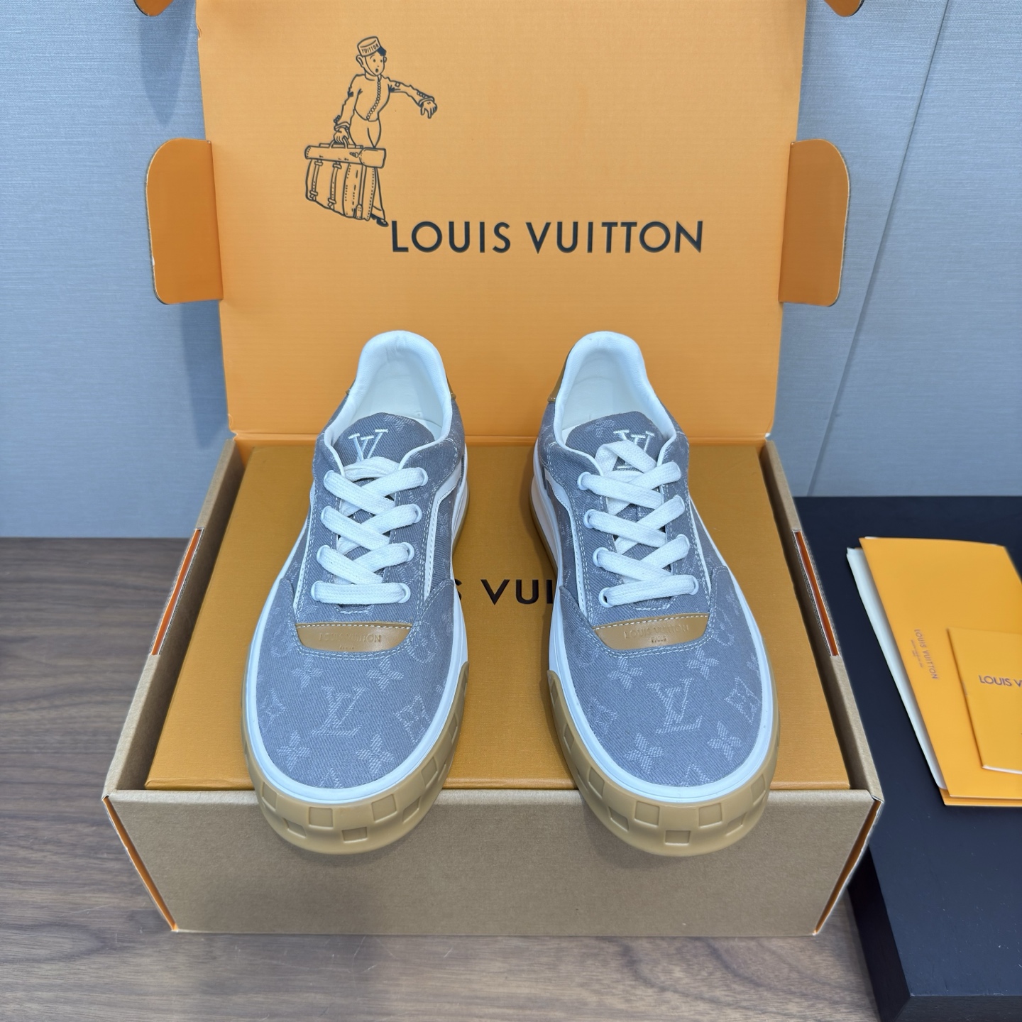 NO:445132,LV Louis Vuitton 25 series men's training shoes, sneakers, high-version men's casual shoes. This LV Rally sneakers are spliced ​​with suede leather and mesh fabric, which incorporates a rubber pad outsole for the driving shoe configuration, creating a modern choice that is both soft and light. LV letters on the side, Louis Vuitton logo on the rear, and Vuitton logo on the tongue and outsole together make the brand mark. Suede cowhide and fabric original rubber outsole size 39-45 for men, casual shoes/sports shoes, louis vuitton, louis vuitton, sneakers, cowhide19860909LV路易威登 25系列 男士德训鞋 运动鞋 高版本 男款休闲鞋 本款 LV Rally 运动鞋拼接绒面牛皮革和网格面料,为驾驶鞋构型融入橡胶垫外底,成就舒软与轻盈兼备的摩登之选.侧面 LV 字母、后部手写体路易威登标识,以及鞋舌与外底的 Vuitton 标识共同烙下品牌印记. 绒面牛皮革和织物 开模原版橡胶大底 码数男款39-45,休闲鞋/运动鞋,louis vuitton,louis vuitton,sneakers,cowhide,Women's Shoes