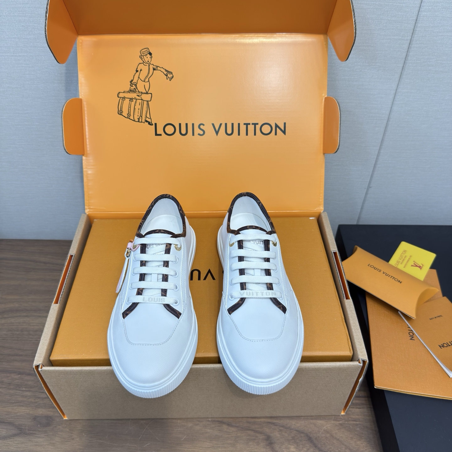 NO:445137,LV | Louis Vuitton 2025 new white shoes, top version, the counter is the latest model, canvas shoes, hard goods, new, versatile, daily casual, full of high-end feel!  A popular model from domestic and foreign bloggers, retro and fashionable, beautiful!  Official website main model★ ━━━━━ t ━━━━━━━━━━━━━━━━━━━━━━━━━━━━━━━━━━━━━━━━━━━━━━━━━━━━━━━─Original custom-made old-fashioned cowhide imported canvas, inner sheep imported canvas, outsole tpu combination open molded sole Shoe size: 35-41, 40.41 Custom made non19860909LV | 路易威登 2025 小白鞋新款 顶级版本 专柜主打最新款 帆布鞋 硬货上新 百搭日常 休闲 高级感十足！国内外博主刷爆的一款,复古又时髦上脚美炸了！官网主推款★ ━━━━━ t ━━━━━ 鞋面原版订制老花牛皮进口帆布 内里羊里进口帆布 大底tpu组合开模大底 鞋码: 35-41,40.41订做不退,休闲鞋/运动鞋,louis vuitton,louis vuitton,sneakers,cowhide,Women's Shoes