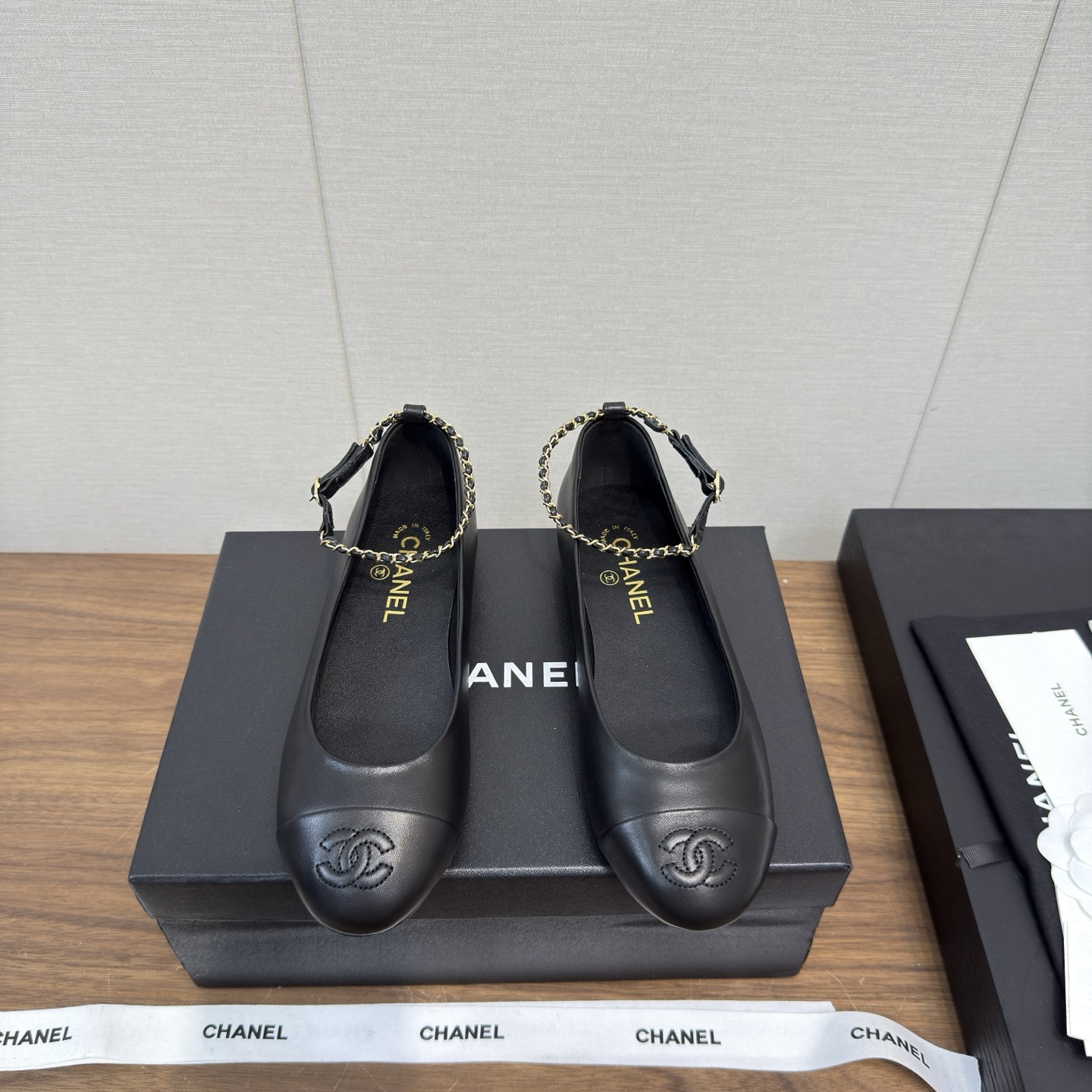 NO:445169,Chanel 25b new model Mary Jane Leg Chain Single Shoe Series - Flat Ballet Loafers The counter is simply snatched up, and the photos are popular on major social platforms. This episode of the show is definitely too handsome, and it is definitely the hottest style of this season. The counter fairies are really too aware of the goods. They don’t stagnate and will not scratch their feet. The texture is very soft and comfortable. Classic logo electric embroidery, flower matching, super versatile Fabric: imported cowhide sheepskin Special fabric material Inner: environmentally friendly imported sheepskin inner sole: genuine leather outsole Heel height: flat sole 2.5cm Size 35-41 (40.41 custom made), Mary Jane, chanel, mary jane, cowhide, sheepskin, Leather soles19860909Chanel 25b 新款 玛丽珍 脚环链条 单鞋系列——  平底芭蕾便鞋 专柜简直疯抢了,各大社交平台热门晒图,这期的走秀款绝对太帅了,绝对是这一季最热门的款式,专柜仙女们真的太识货了,不卡脚也不会磨脚,质感上脚是非常柔软舒服的.经典的logo电绣 花朵搭配,超级百搭 面料:进口牛皮羊皮 特制布材质 内里:环保进口羊皮内里 大底:真皮大底 跟高:平底2.5cm 码数35-41（ 40.41定做）,玛丽珍,chanel,mary jane,cowhide,sheepskin,Leather soles,Women's Shoes