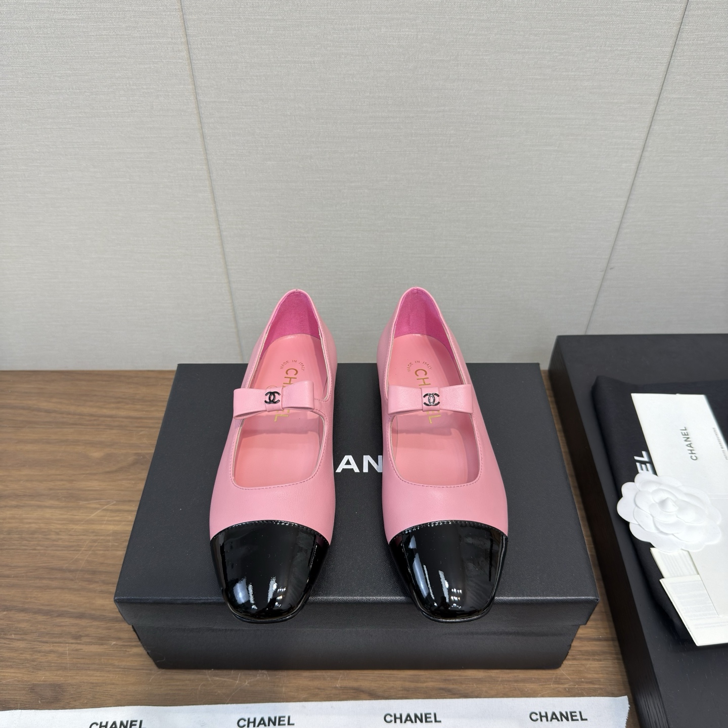 NO:445126,CHANE*｜Xiaoxiang 25a Mary Zhen bow The most beautiful new series Soft ballet single shoes Light grandma shoes Xiangjia high-end style always makes people feel capitalized. It looks quite simple style but it is inexplicably high-end. This single shoe that comes to work is recommended. A small round toe toe determines its style. Commuting style for work is also very inclusive. Suitable for various foot shapes. Imported cowhide and sheepskin uppers are imported cowhide and imported lambskin. The inner part is soft. The original soft sole is 1.5cm heel height 1.5cm Size35-39 (customized by 40 and 41), Mary Zhen, chanel, chanel, mary jane, cowhide, sheepskin19860909CHANE*｜小香25a 玛丽珍 蝴蝶结 新品最美系列 软软的 芭蕾单鞋 轻盈奶奶鞋  香家高级感这块总让人大写的服气 看起来蛮简单的款式 但上脚就莫名很高阶 找上班的单鞋这款举双手推荐 小圆头的鞋头决定了它的风格走向 上班通勤款 对脚型的包容度也很高 适合各种各样的脚型 鞋面进口牛皮,羊皮 内里采用混种进口小羊皮 伸进去软软的哦 大底原版软性大底 跟高1.5cm Size35-39（40、41定制）,玛丽珍,chanel,chanel,mary jane,cowhide,sheepskin,Women's Shoes