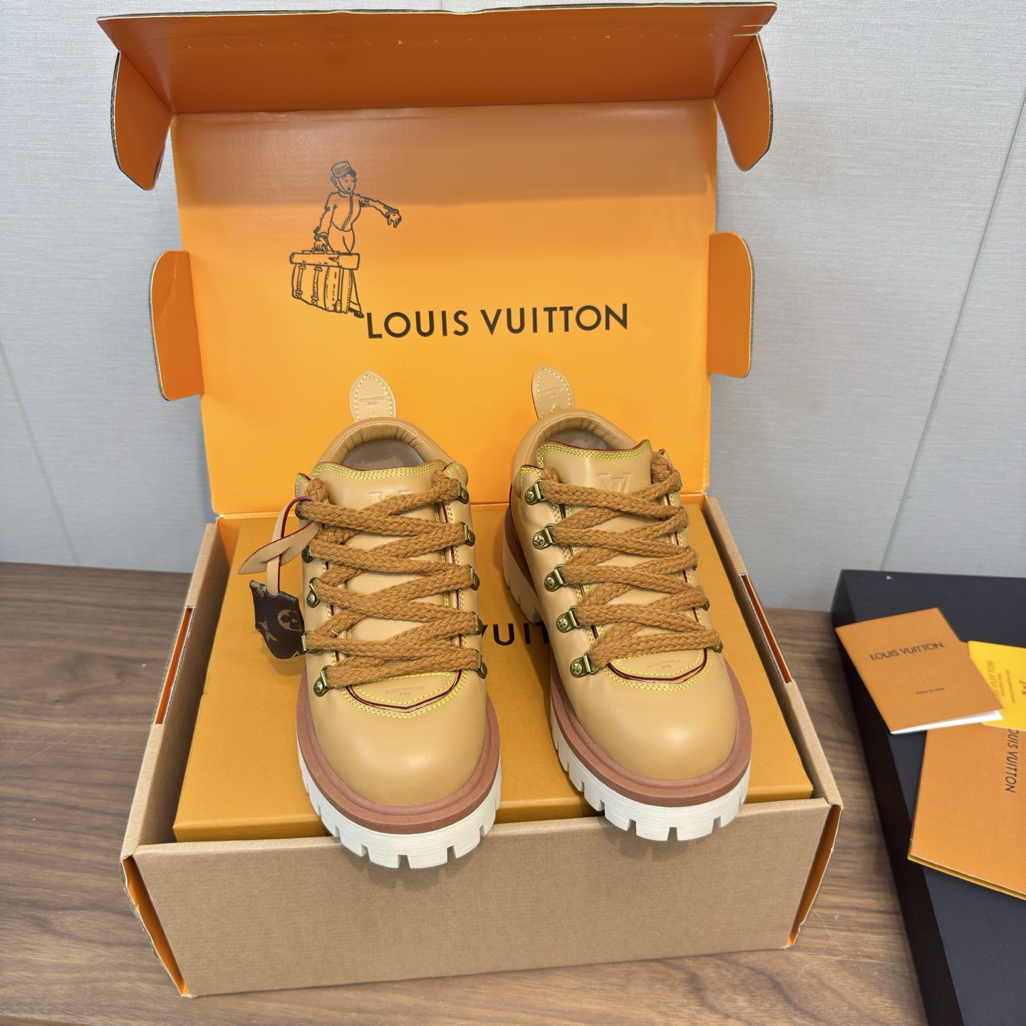 NO:488189,Lv Louis Vuitton 25 fw autumn and winter new couple hiking shoes Derby shoes lv joint nigo series top version men's 10 LV Remix Hiking shoes are part of Louis Vuitton 2025 autumn and winter men's clothing series, designed by Pharrell Williams. LV Remix Hiking shoes continue Pharrell's exploration of the fusion of street culture and high-end fashion, echoing the retro trend of hip-hop and skateboard culture in the era, retro elements, heightened leather shoes Material: original characteristics cowhide cowhide outsole: original mold opening combination outsole Size 1: women's model 35-41, men's model 38-45 women 41. men's 38.45 customization, casual shoes/sports shoes, louis vuitton, louis  vuitton, louis vuitton,sneakers,cowhide19860909Lv 路易威登 25 fw 秋冬新款情侣登山鞋 Derby鞋 lv 联名nigo 系列 顶级版本 男款10 LV Remix Hiking鞋是Louis Vuitton 2025秋冬男装系列的一部分,由Pharrell Williams主导设计 .LV Remix Hiking 鞋延续了Pharrell对街头文化与高端时尚的融合探索,呼应了年代嘻哈和滑板文化的复古风潮,复古元素 增高皮鞋 材料:原版特质牛皮 牛皮里 大底:原版开模组合大底 码数1: 女款35-41,男款38-45 女41.男38.45定制,休闲鞋/运动鞋,louis vuitton,louis vuitton,louis vuitton,sneakers,cowhide,Women's Shoes
